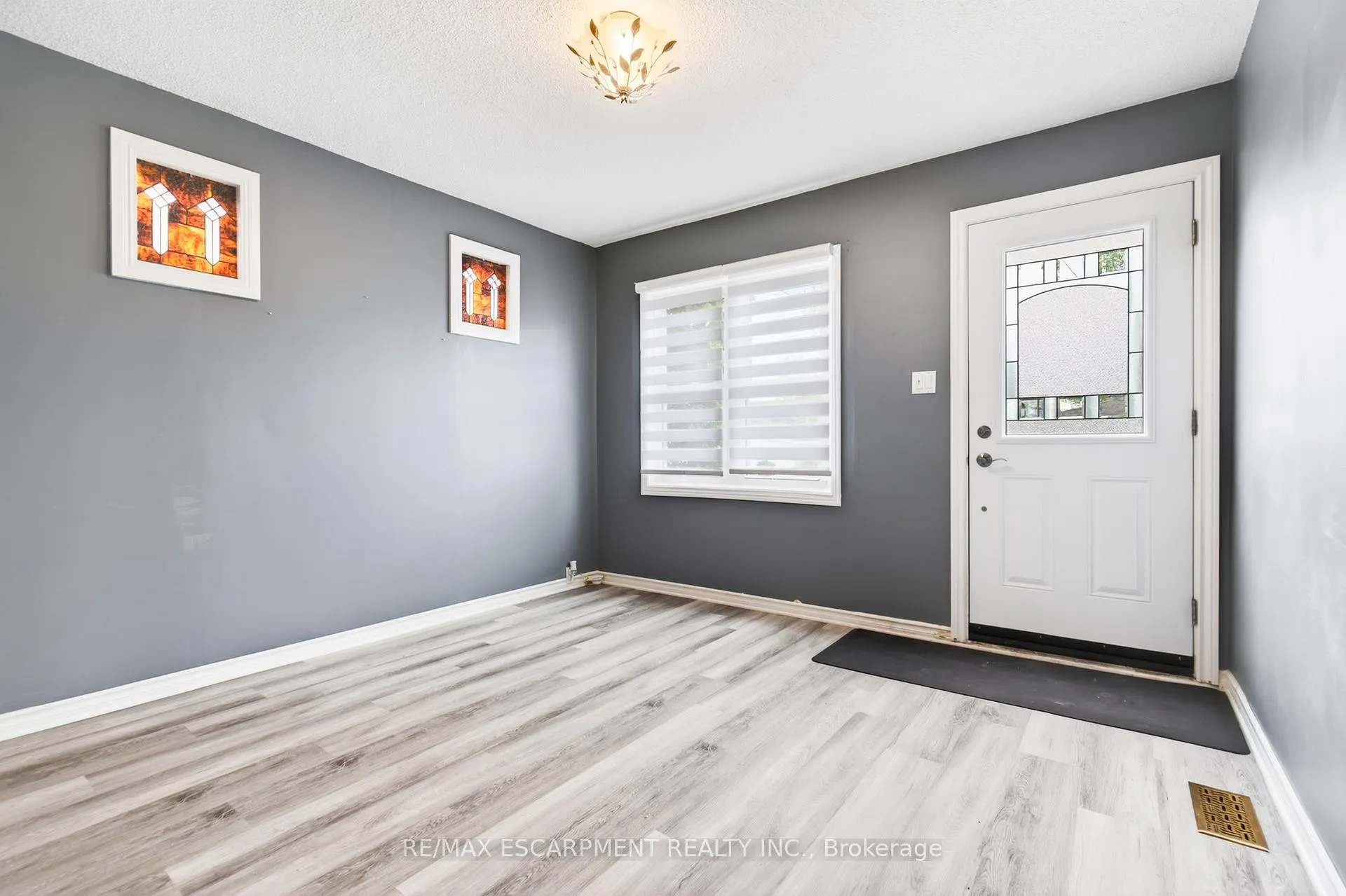 Photo 2 of 14 Cambridge Avenue, Hamilton, Crown Point — HOMEH