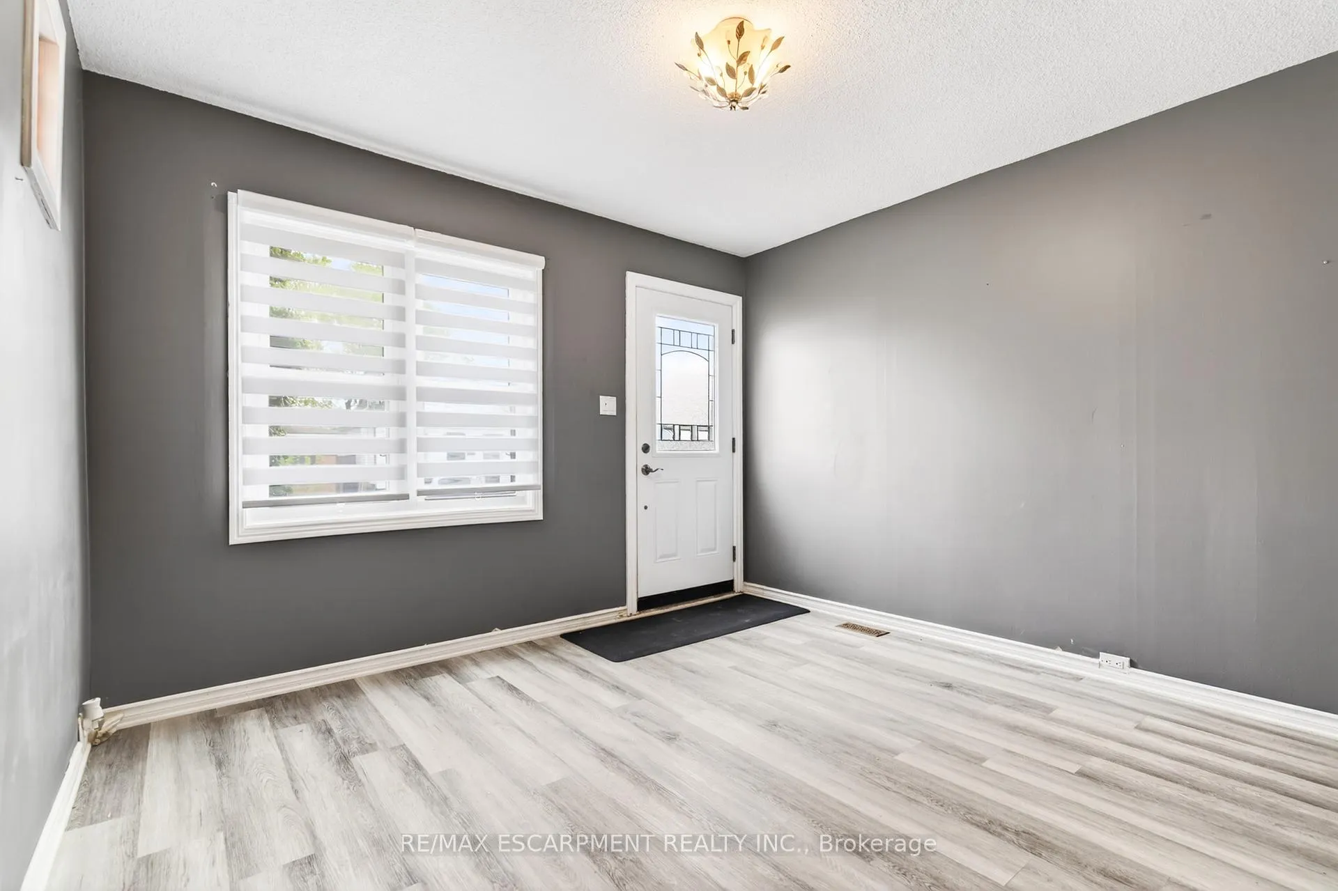 Photo 3 of 14 Cambridge Avenue, Hamilton, Crown Point — HOMEH