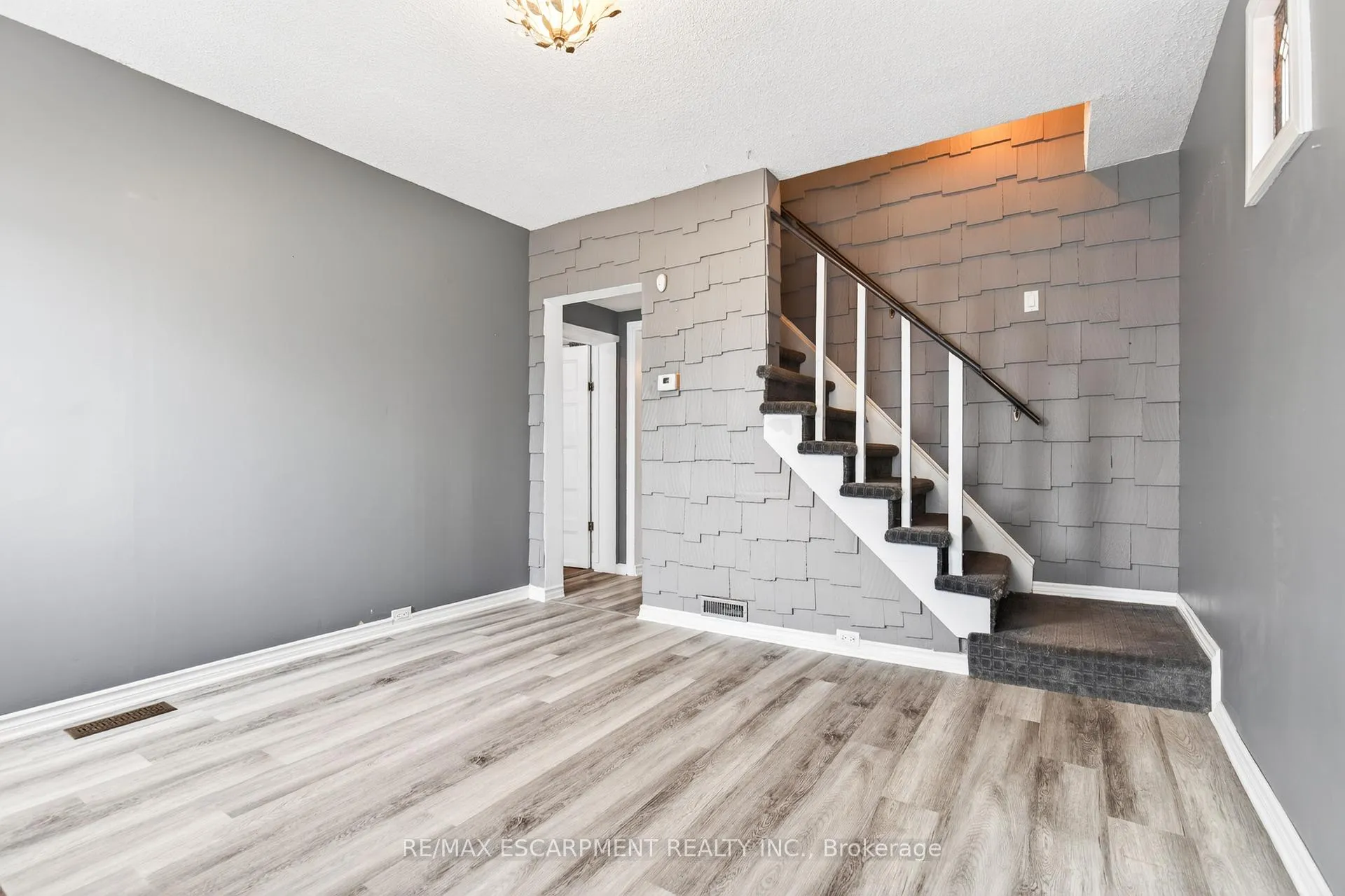 Photo 4 of 14 Cambridge Avenue, Hamilton, Crown Point — HOMEH