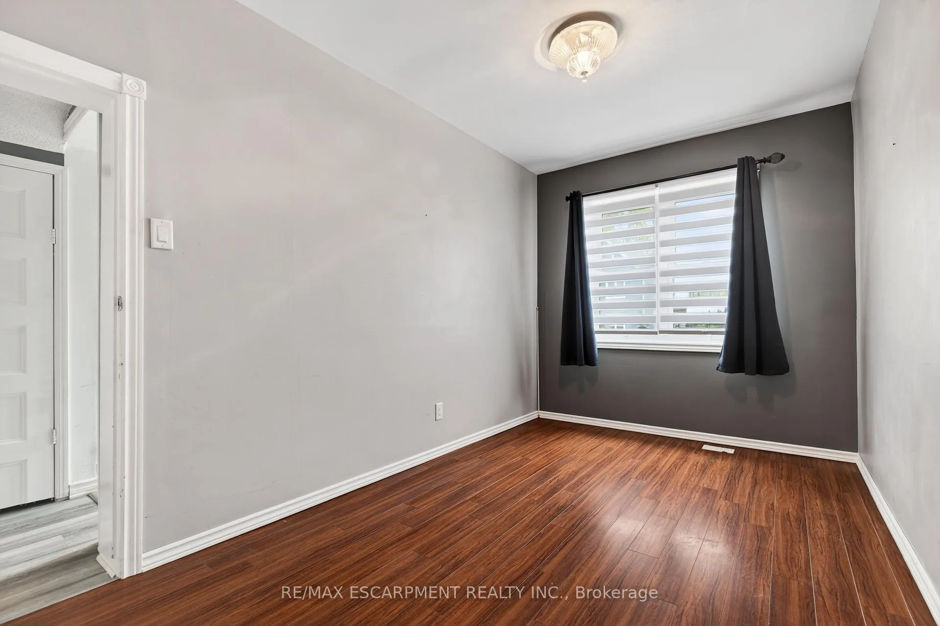 Photo 8 of 14 Cambridge Avenue, Hamilton, Crown Point — HOMEH