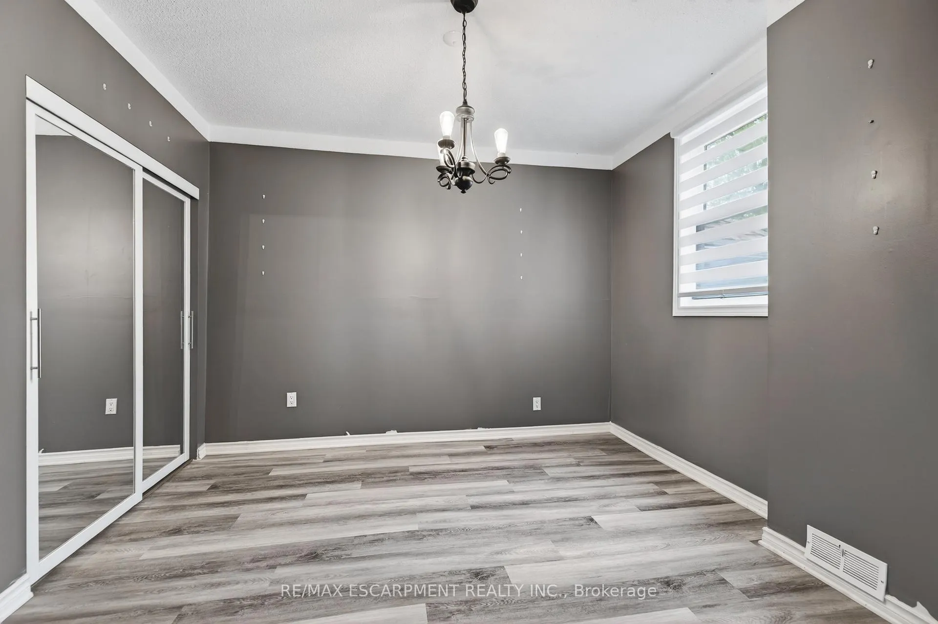 Photo 13 of 14 Cambridge Avenue, Hamilton, Crown Point — HOMEH