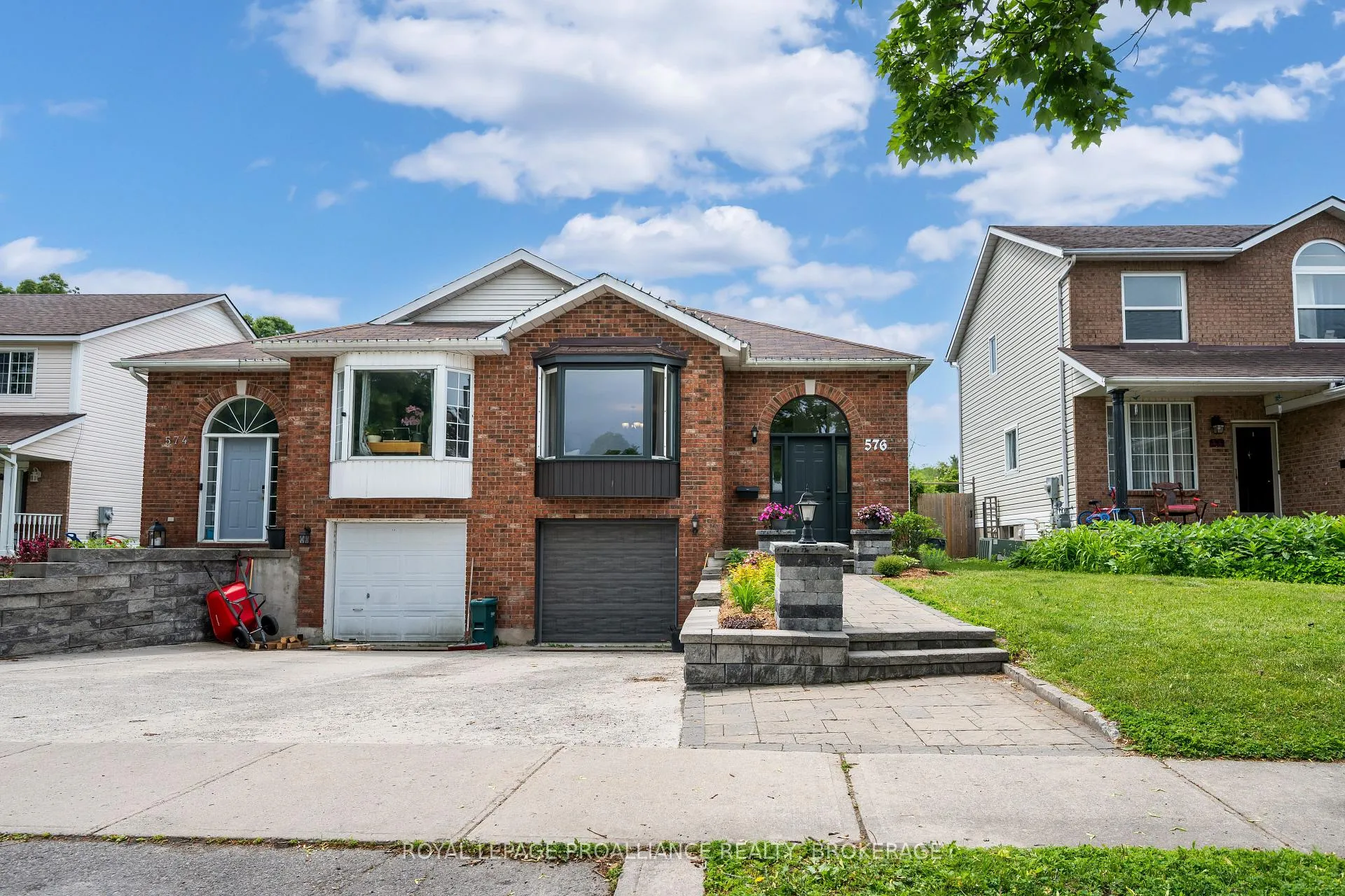 Photo 1 of 576 Barnsley Crescent, Kingston, City Southwest — HOMEH
