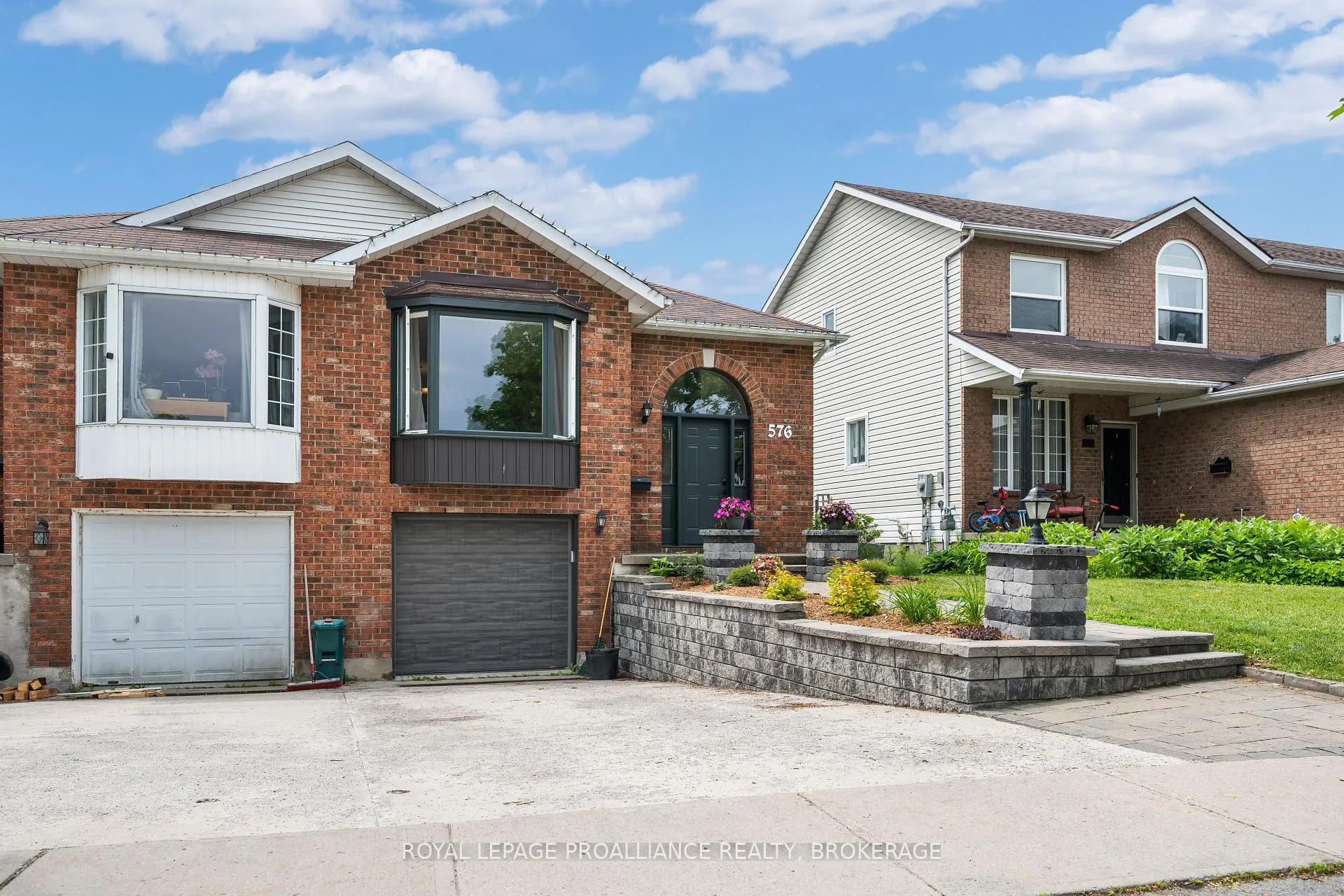 Photo 2 of 576 Barnsley Crescent, Kingston, City Southwest — HOMEH