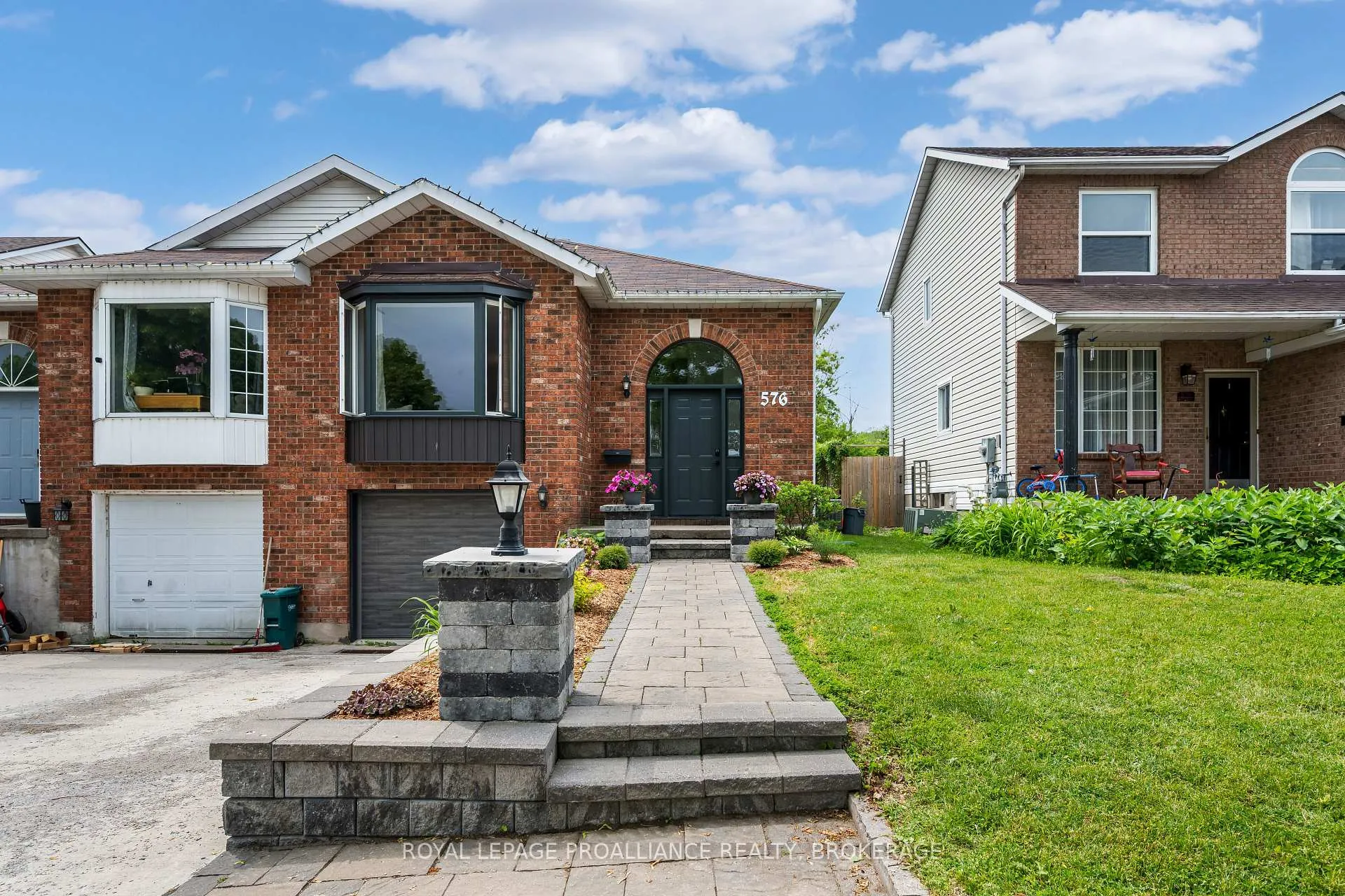 Photo 3 of 576 Barnsley Crescent, Kingston, City Southwest — HOMEH