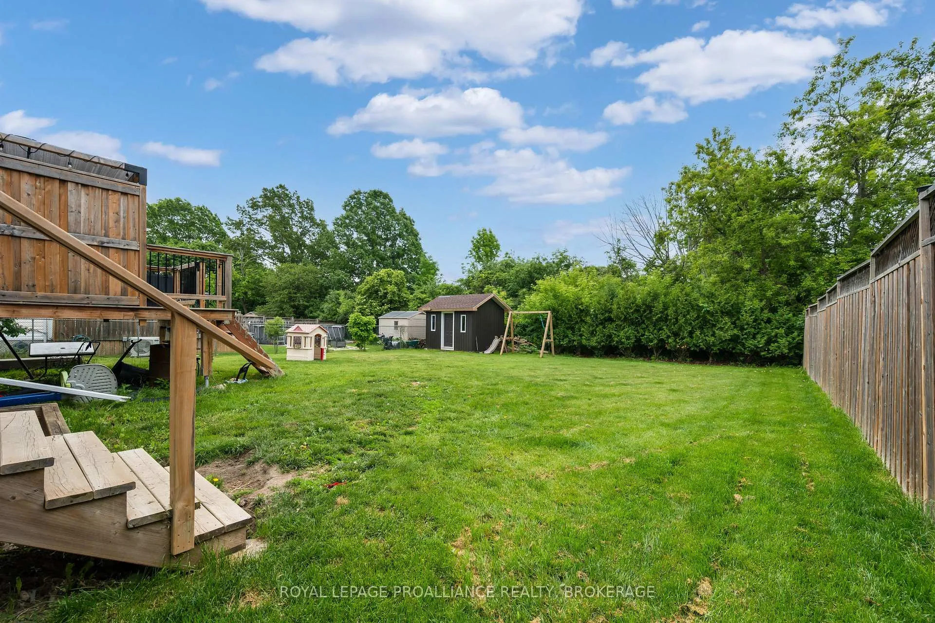 Photo 4 of 576 Barnsley Crescent, Kingston, City Southwest — HOMEH