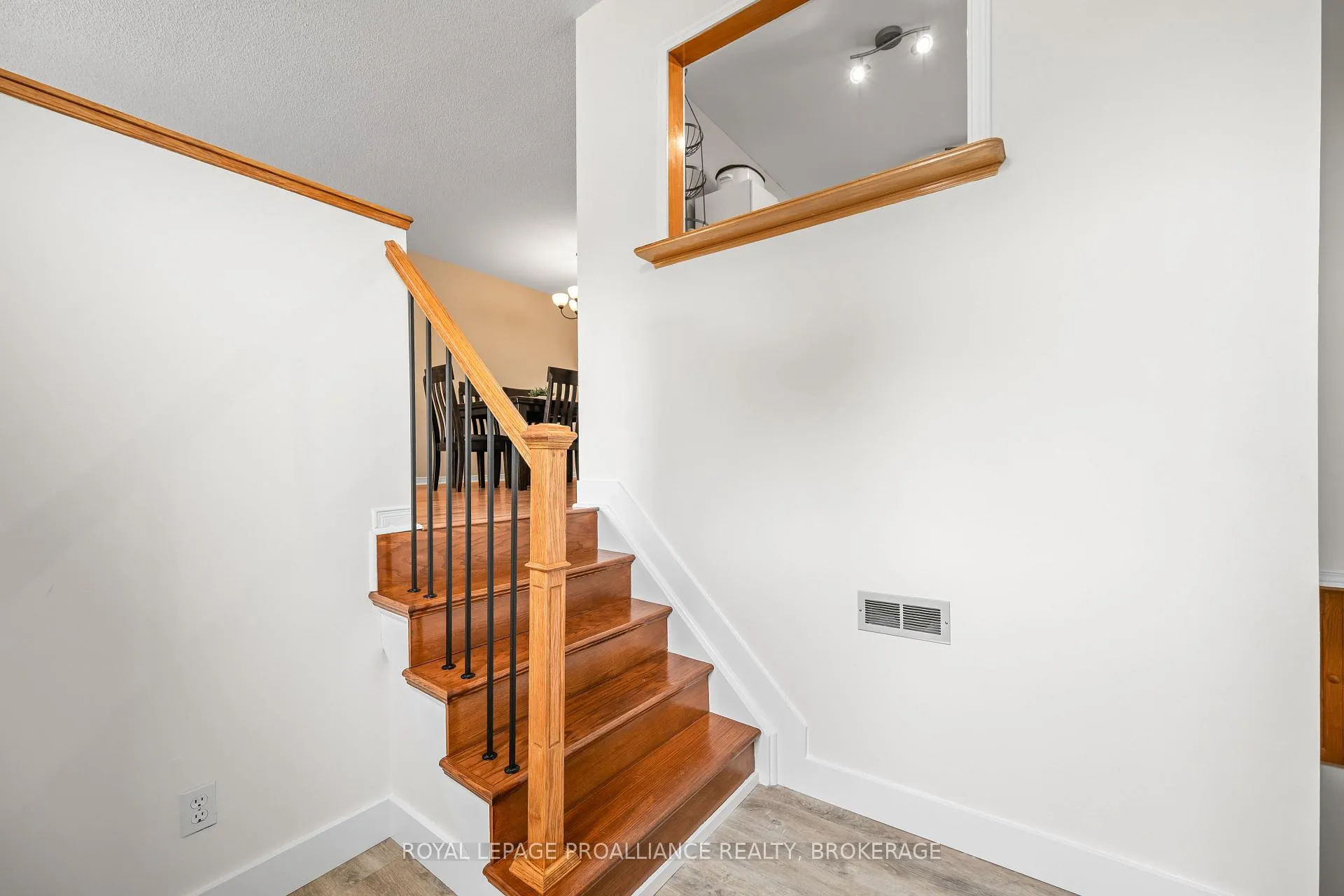 Photo 8 of 576 Barnsley Crescent, Kingston, City Southwest — HOMEH