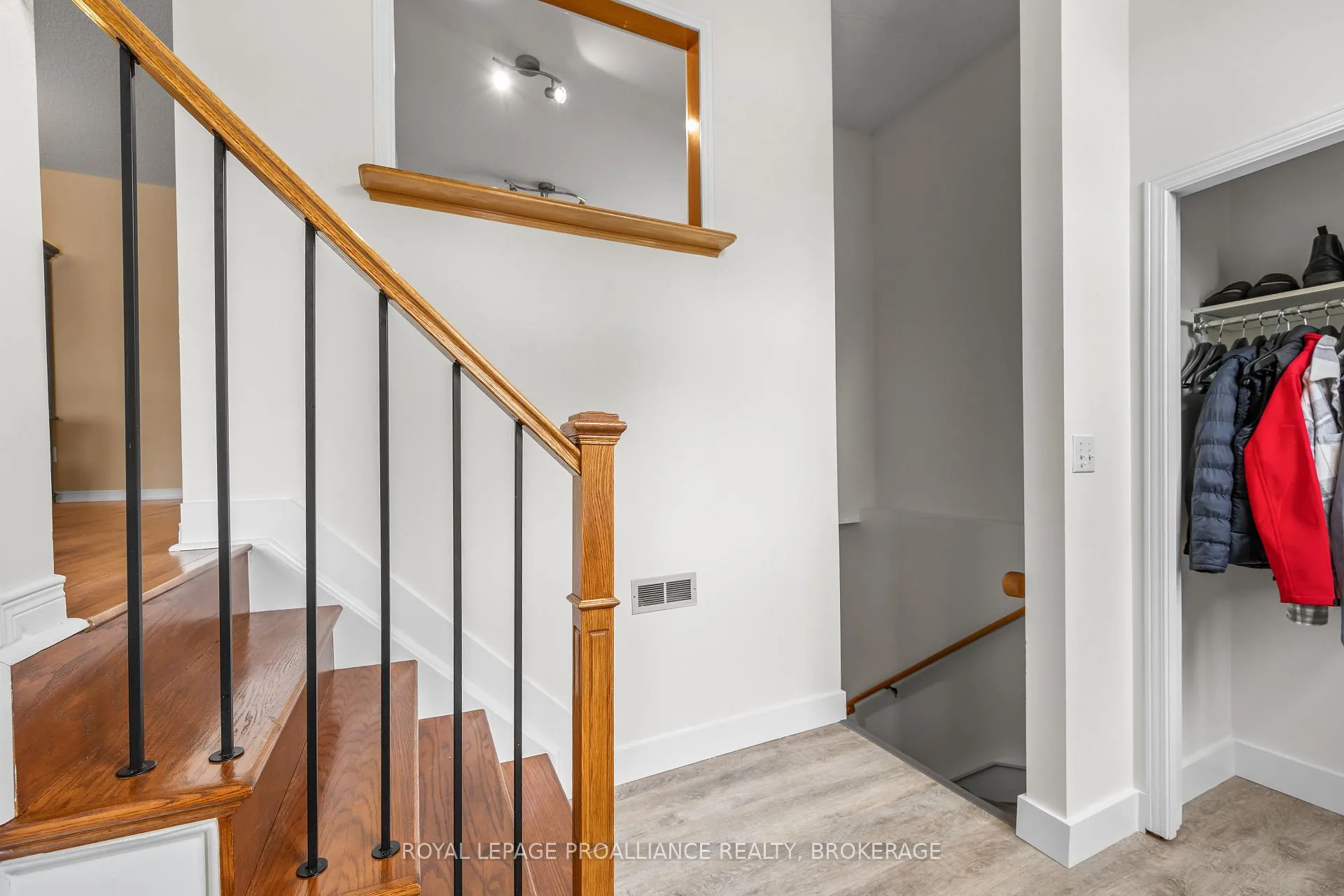 Photo 9 of 576 Barnsley Crescent, Kingston, City Southwest — HOMEH