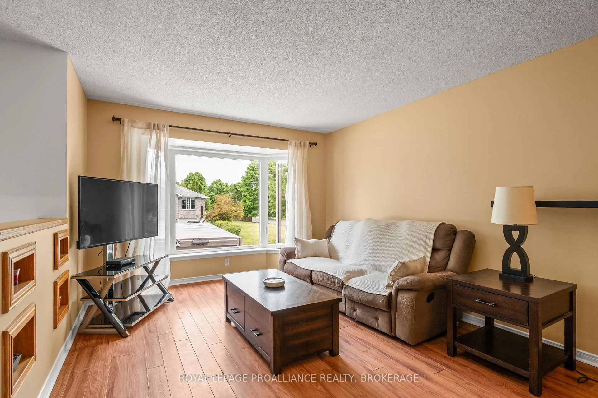Photo 13 of 576 Barnsley Crescent, Kingston, City Southwest — HOMEH