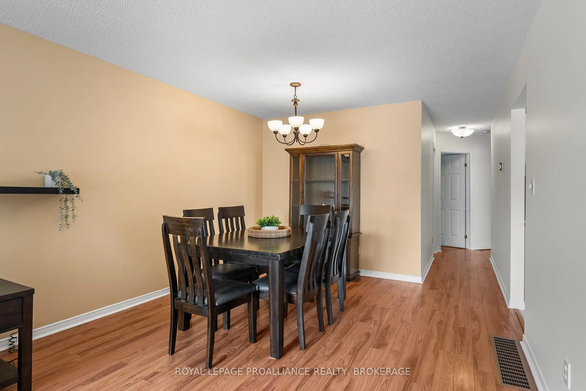 Photo 14 of 576 Barnsley Crescent, Kingston, City Southwest — HOMEH