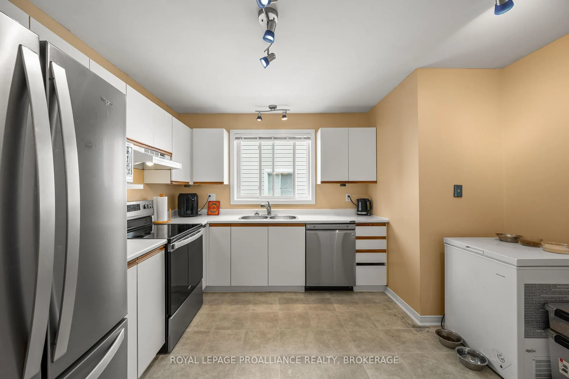 Photo 15 of 576 Barnsley Crescent, Kingston, City Southwest — HOMEH