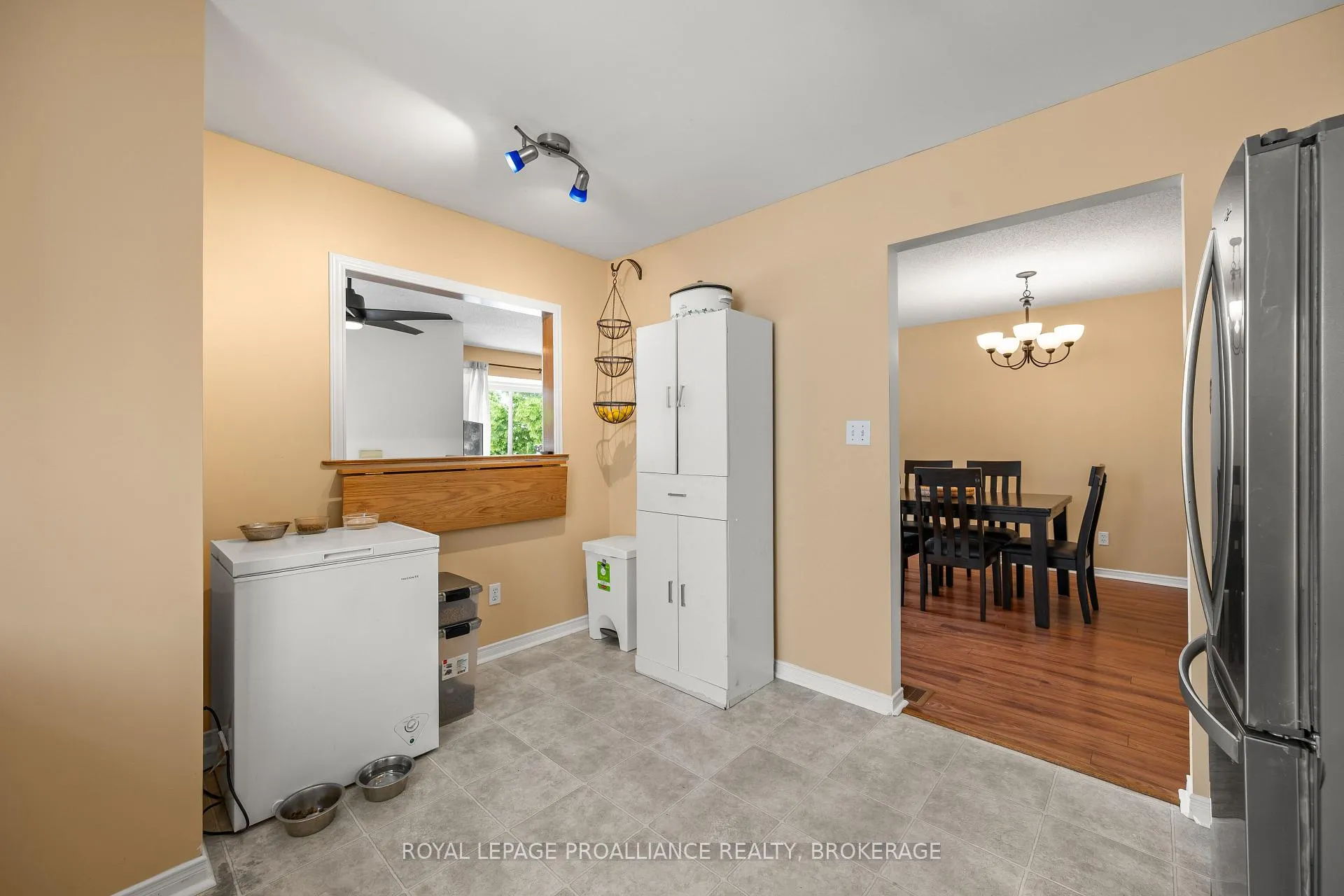 Photo 18 of 576 Barnsley Crescent, Kingston, City Southwest — HOMEH