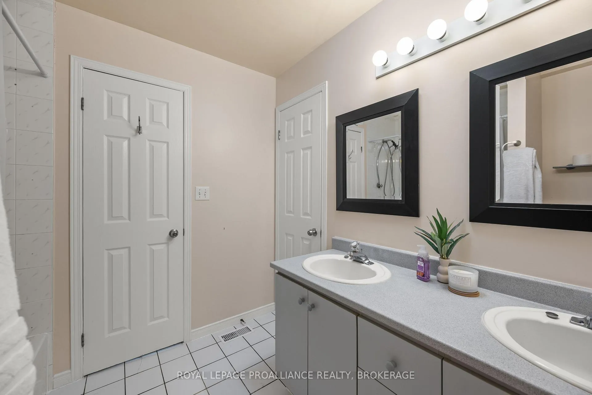 Photo 19 of 576 Barnsley Crescent, Kingston, City Southwest — HOMEH