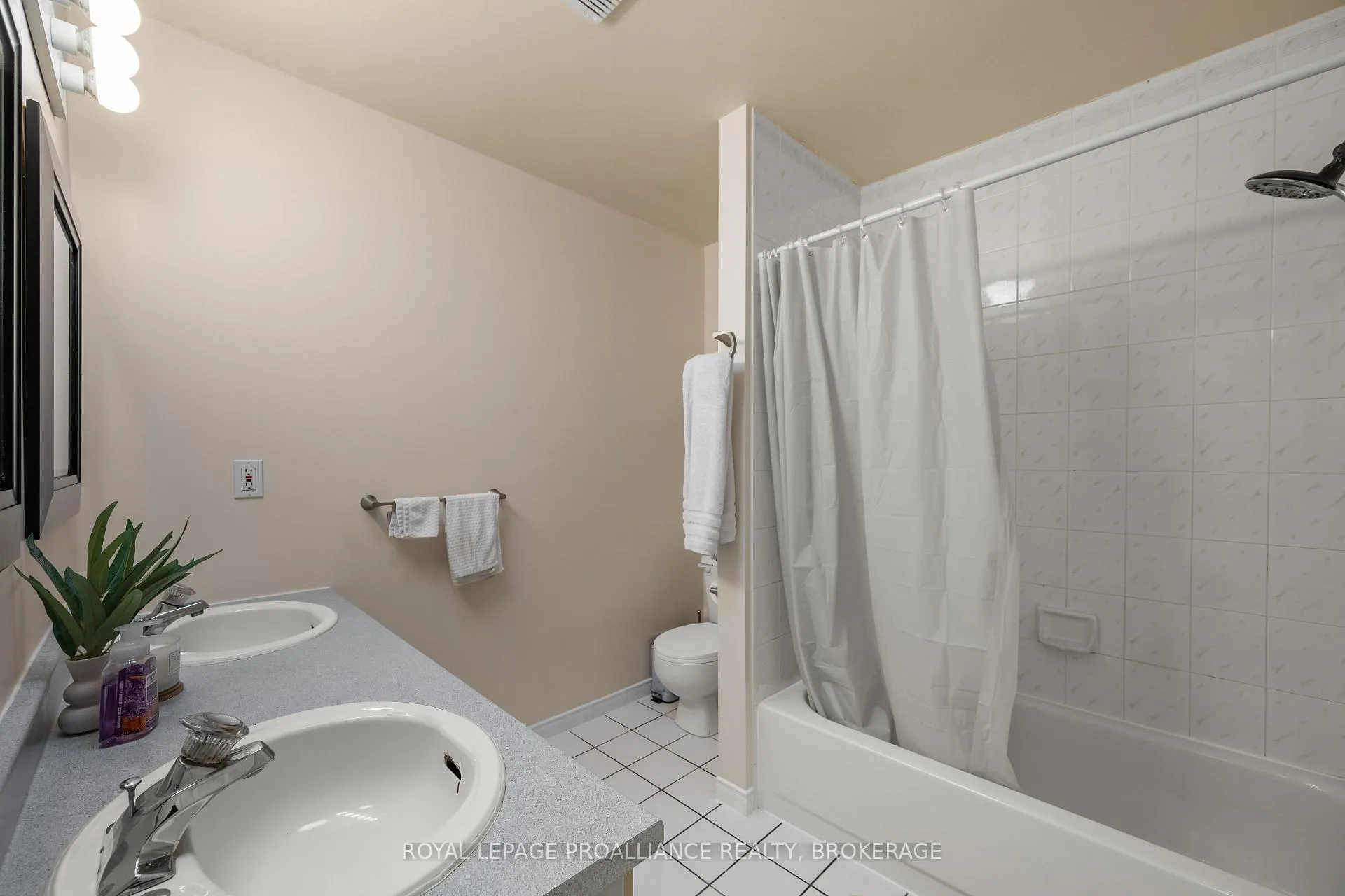 Photo 20 of 576 Barnsley Crescent, Kingston, City Southwest — HOMEH