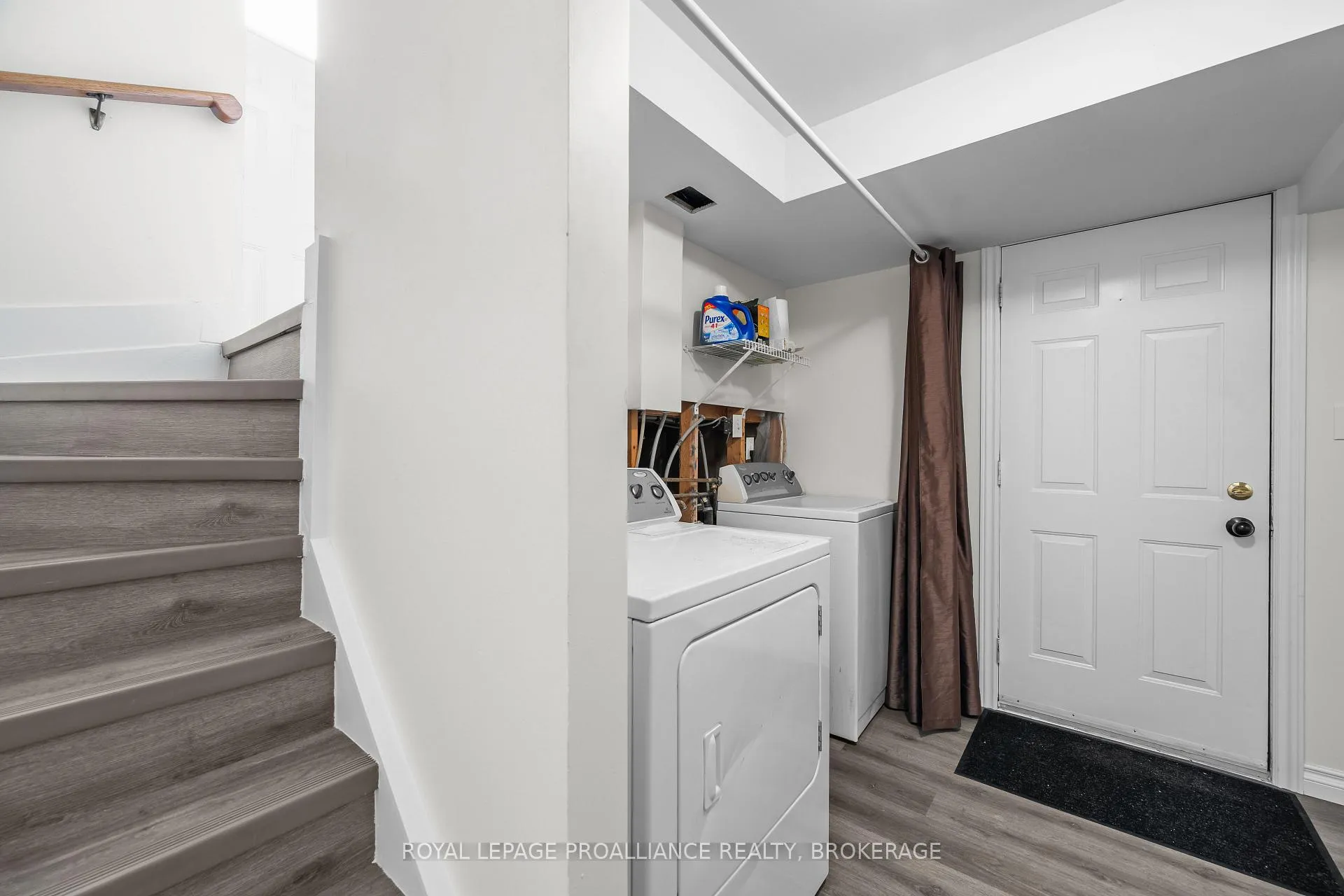 Photo 29 of 576 Barnsley Crescent, Kingston, City Southwest — HOMEH