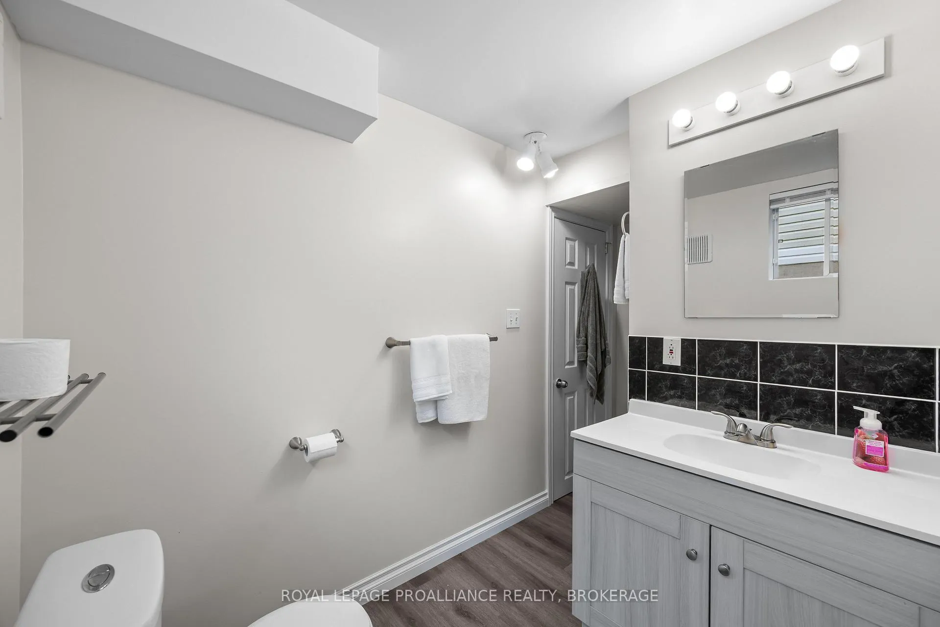 Photo 34 of 576 Barnsley Crescent, Kingston, City Southwest — HOMEH