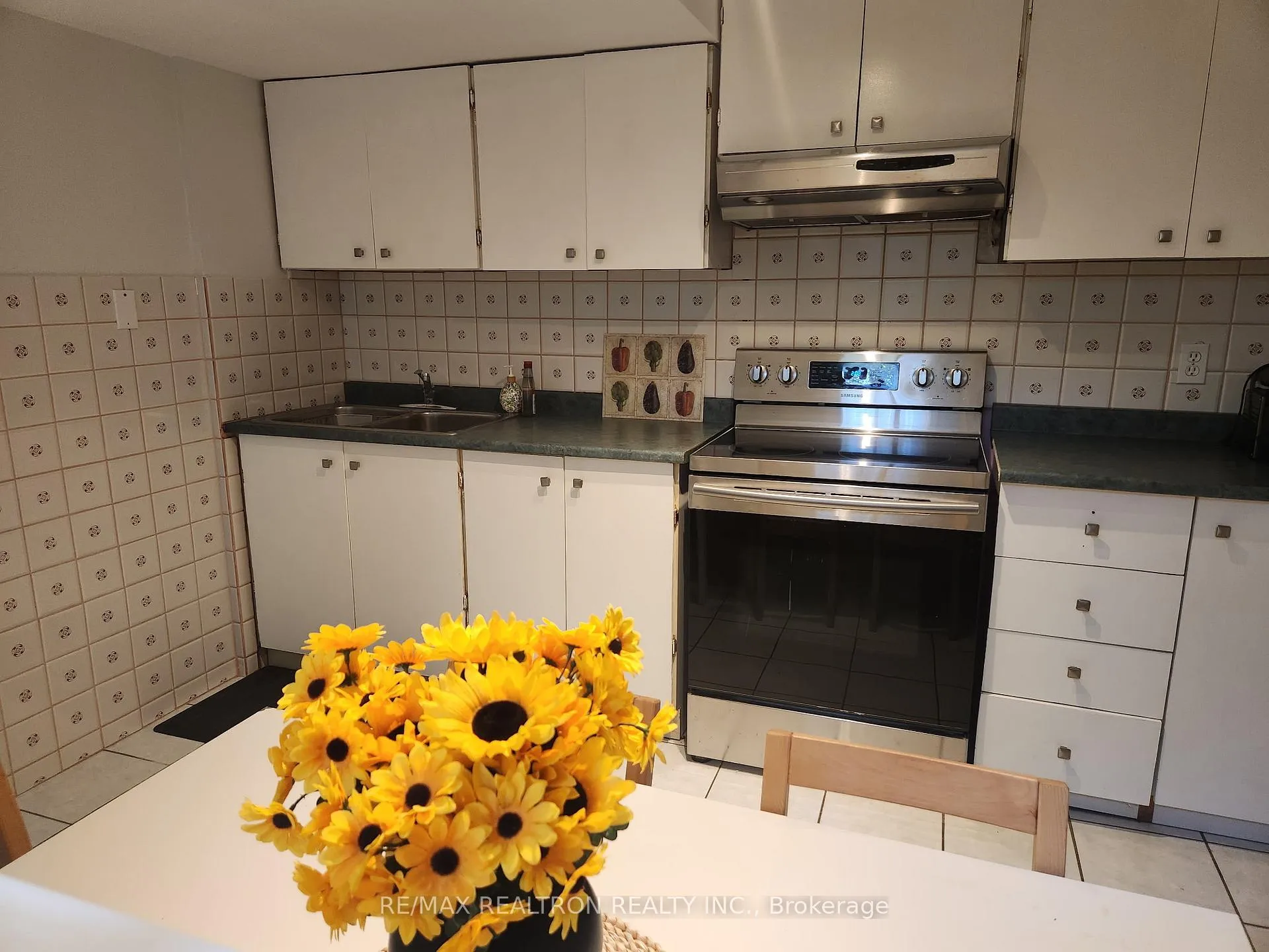 Photo 8 of Unit Basement, 46 Thornbrook Court, Vaughan, Brownridge — HOMEH