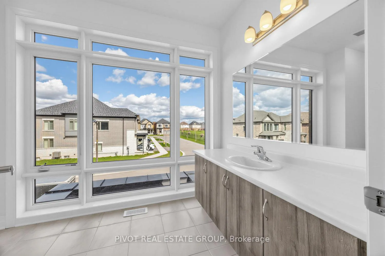 Photo 21 of 34 Waterfront Crescent, Whitby, Port Whitby — HOMEH