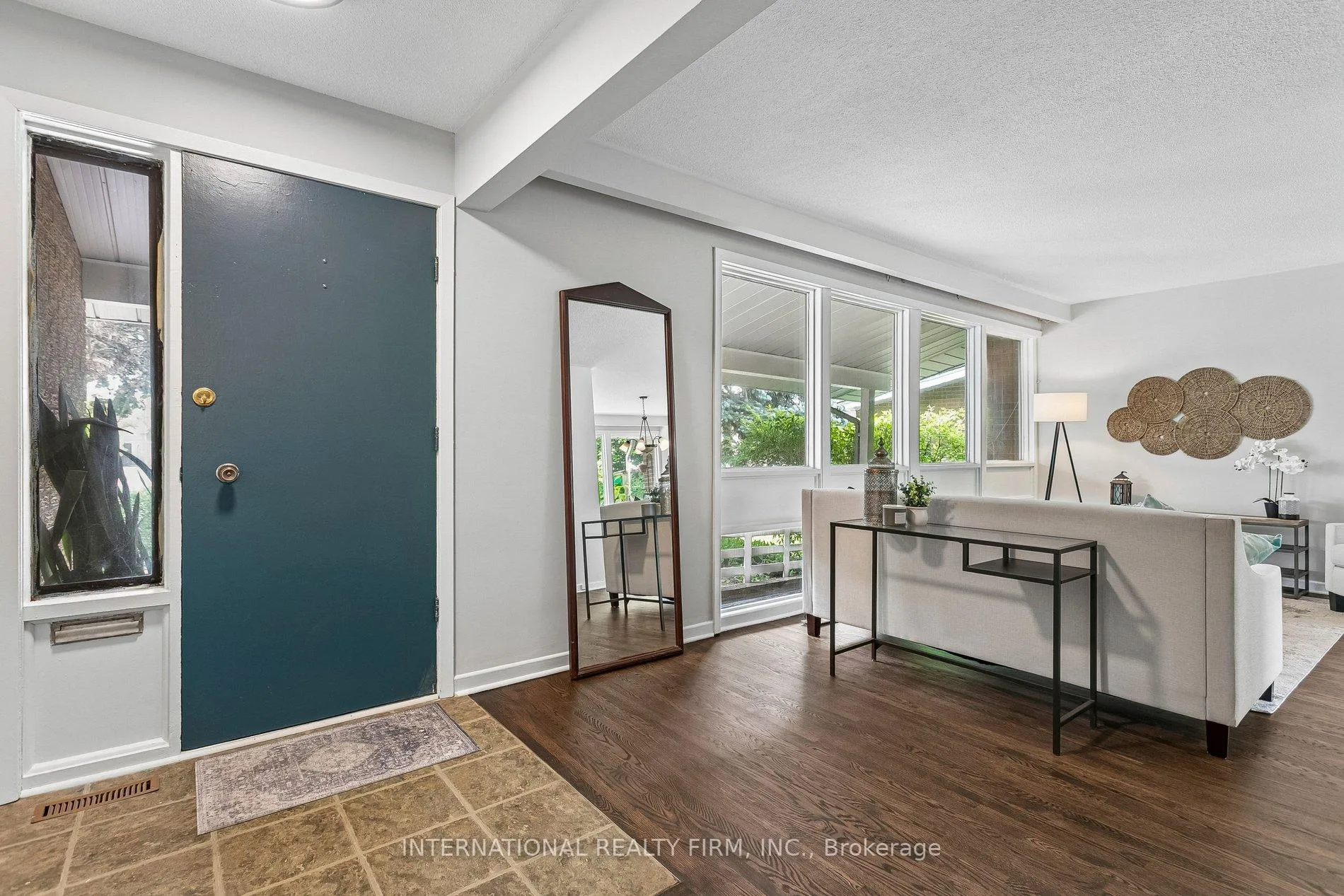 Photo 4 of 33 Kendleton Drive, Etobicoke, Mount Olive-Silverstone-Jamestown — HOMEH