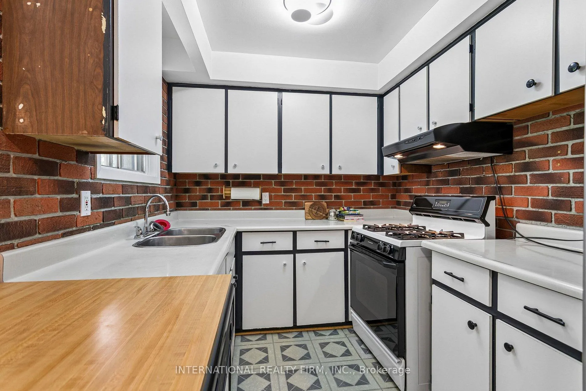 Photo 11 of 33 Kendleton Drive, Etobicoke, Mount Olive-Silverstone-Jamestown — HOMEH
