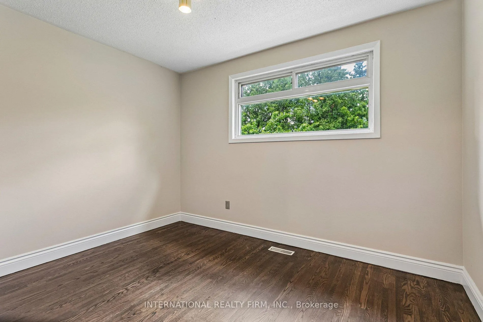 Photo 20 of 33 Kendleton Drive, Etobicoke, Mount Olive-Silverstone-Jamestown — HOMEH