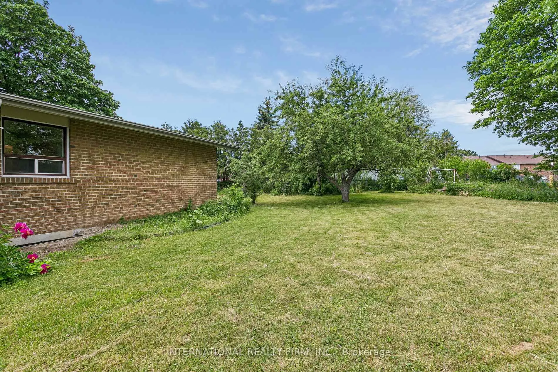 Photo 43 of 33 Kendleton Drive, Etobicoke, Mount Olive-Silverstone-Jamestown — HOMEH