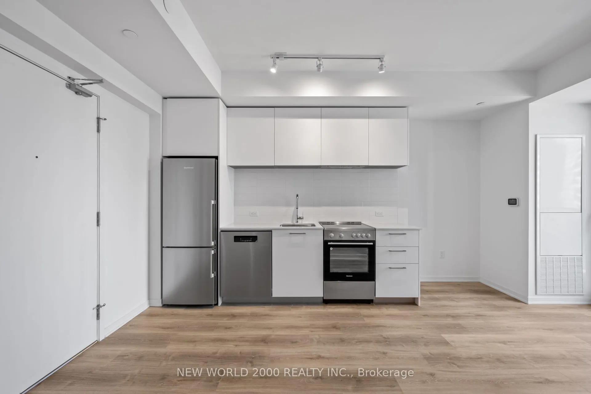 Photo 3 of Unit 2213, 101 Roehampton Avenue, Toronto, Mount Pleasant West — HOMEH