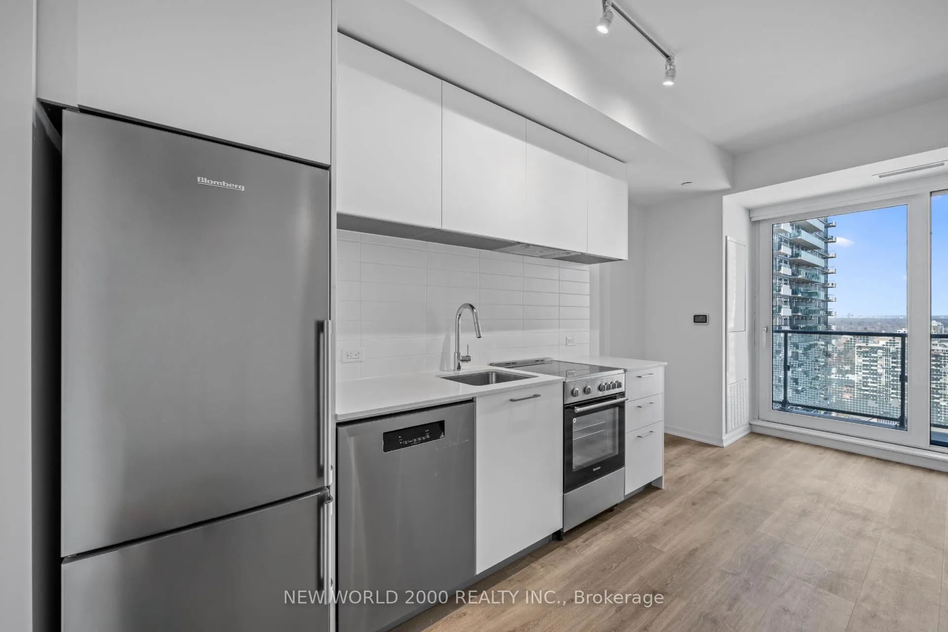 Photo 4 of Unit 2213, 101 Roehampton Avenue, Toronto, Mount Pleasant West — HOMEH