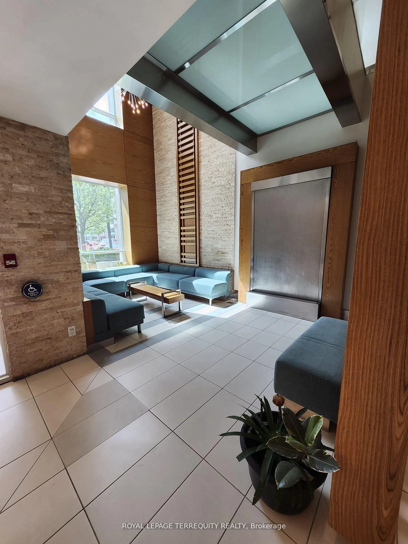 Photo 3 of Unit 925, 165 Legion Road N, Etobicoke, Mimico — HOMEH