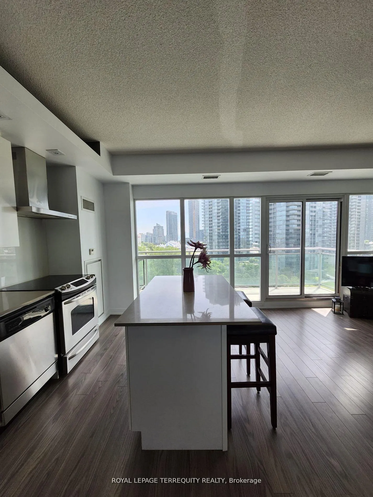 Photo 8 of Unit 925, 165 Legion Road N, Etobicoke, Mimico — HOMEH