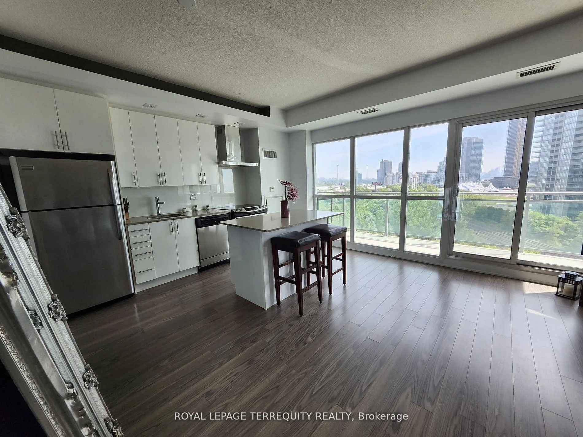 Photo 11 of Unit 925, 165 Legion Road N, Etobicoke, Mimico — HOMEH