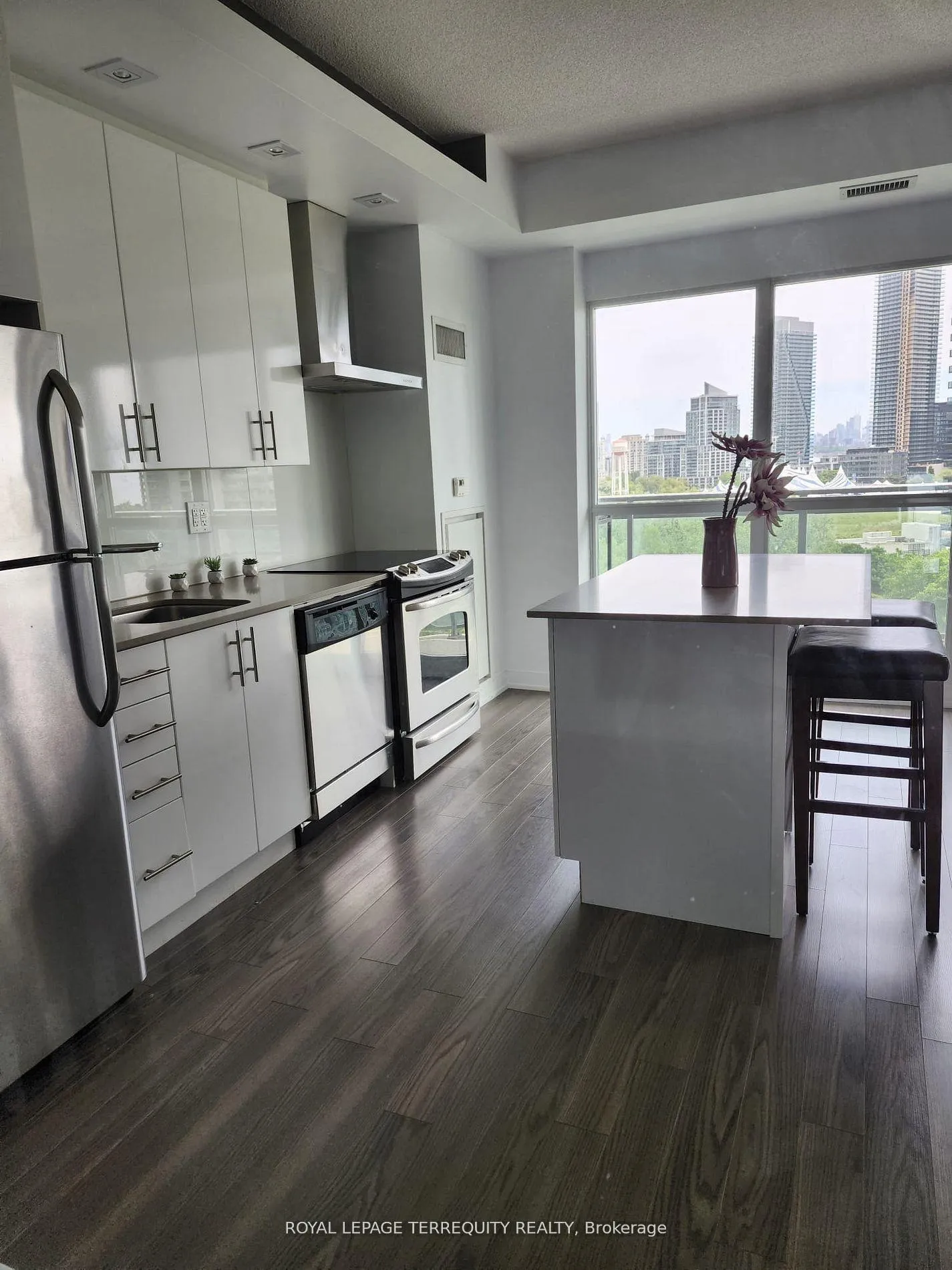 Photo 13 of Unit 925, 165 Legion Road N, Etobicoke, Mimico — HOMEH