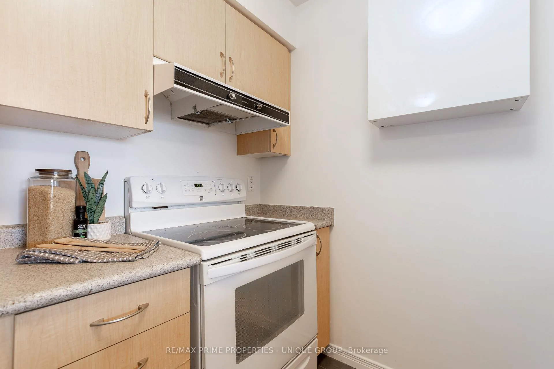 Photo 5 of Unit 908, 61 Heintzman Street, Toronto, Junction Area — HOMEH