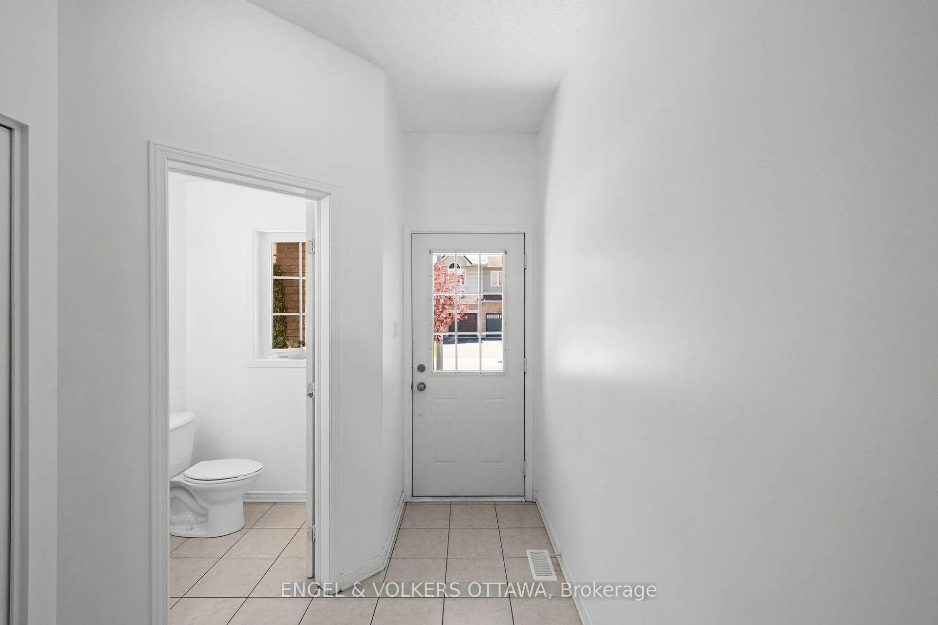 Photo 2 of 212 Macoun Circle, Ottawa, Hunt Club Park/Greenboro — HOMEH