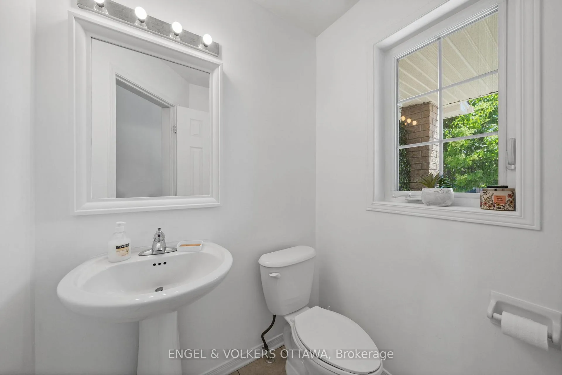 Photo 3 of 212 Macoun Circle, Ottawa, Hunt Club Park/Greenboro — HOMEH