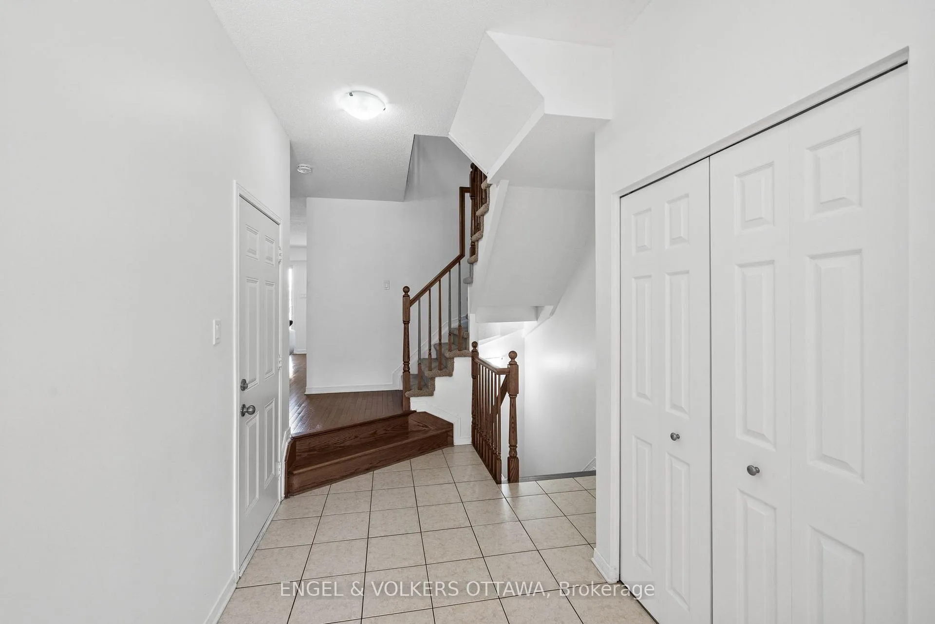 Photo 4 of 212 Macoun Circle, Ottawa, Hunt Club Park/Greenboro — HOMEH