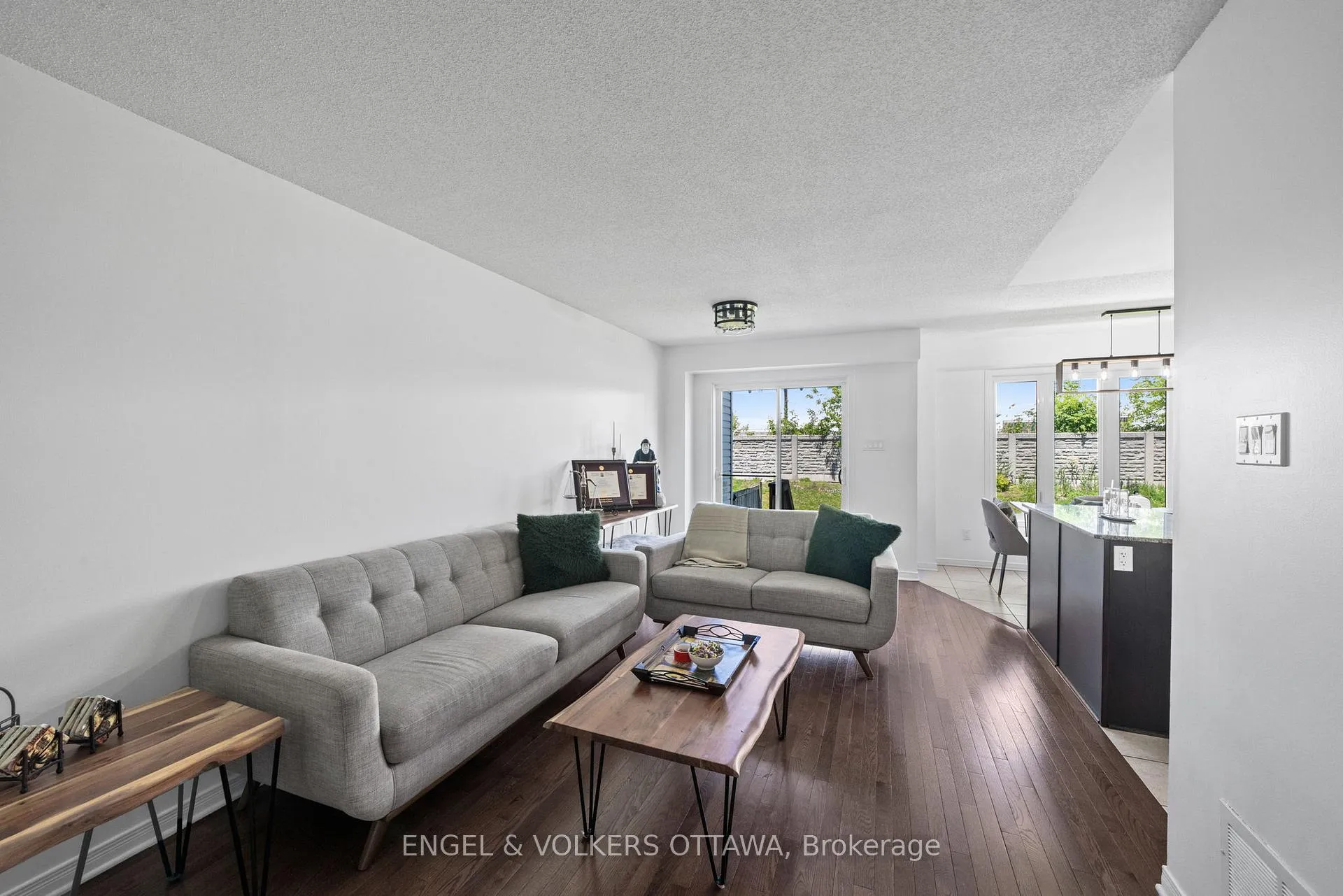 Photo 5 of 212 Macoun Circle, Ottawa, Hunt Club Park/Greenboro — HOMEH