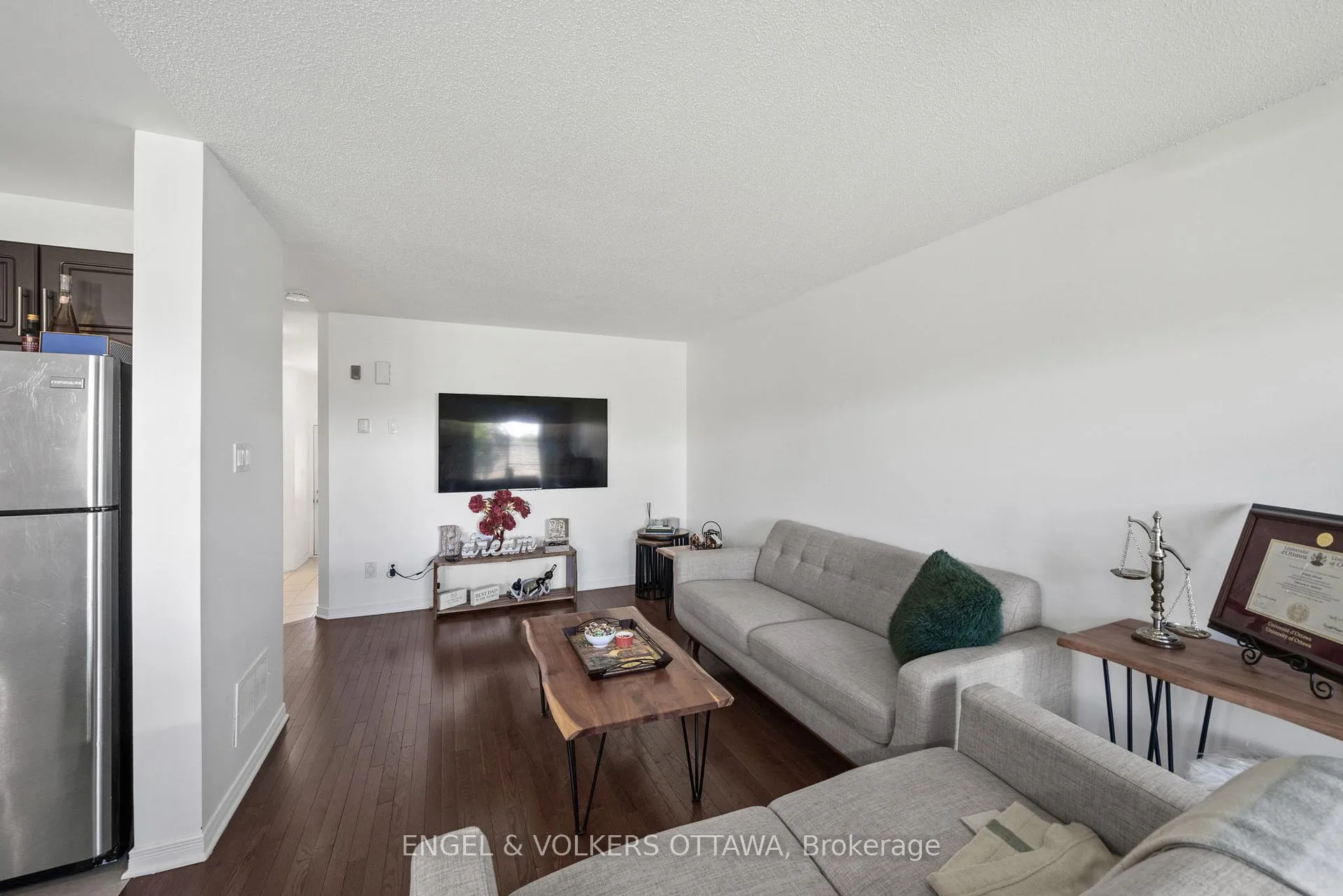 Photo 6 of 212 Macoun Circle, Ottawa, Hunt Club Park/Greenboro — HOMEH