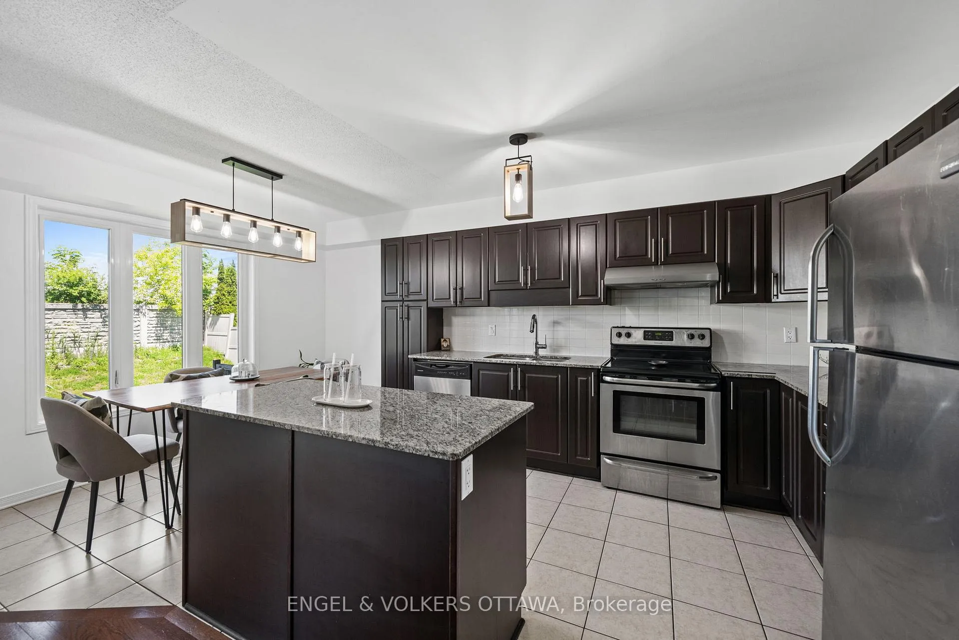 Photo 7 of 212 Macoun Circle, Ottawa, Hunt Club Park/Greenboro — HOMEH
