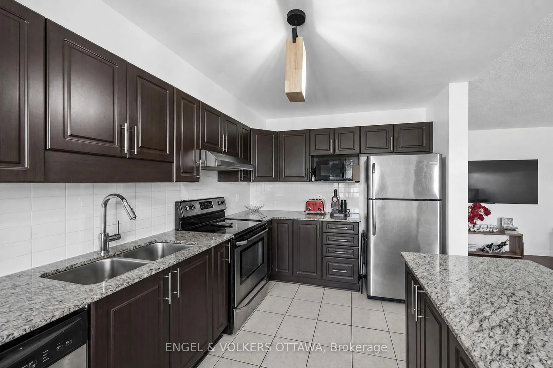 Photo 9 of 212 Macoun Circle, Ottawa, Hunt Club Park/Greenboro — HOMEH