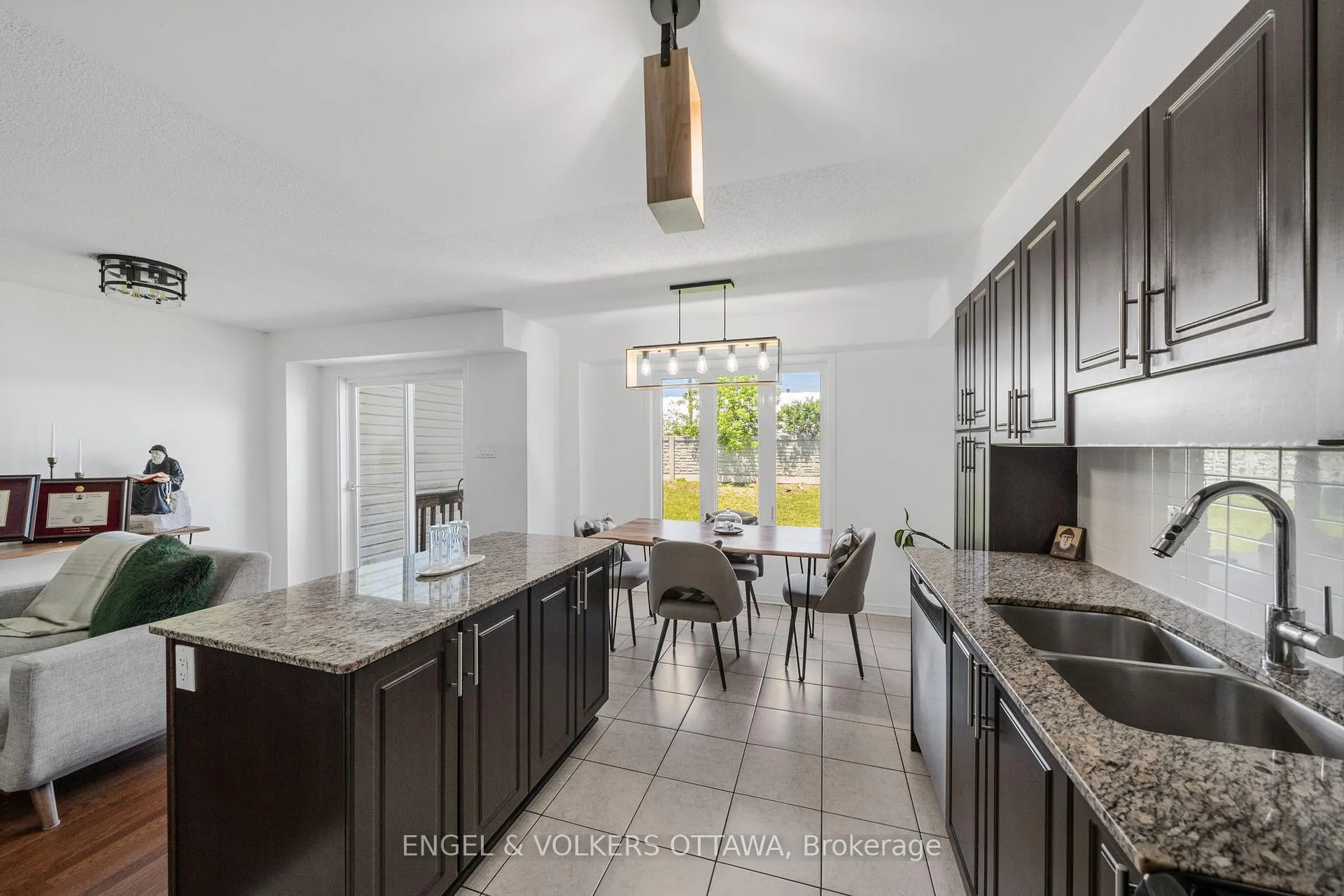 Photo 10 of 212 Macoun Circle, Ottawa, Hunt Club Park/Greenboro — HOMEH
