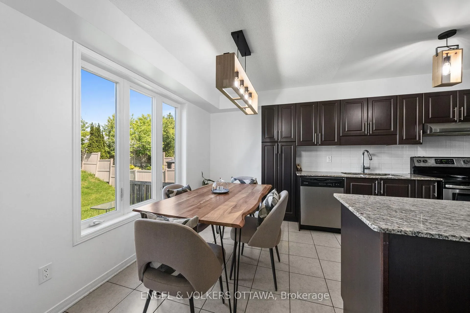 Photo 11 of 212 Macoun Circle, Ottawa, Hunt Club Park/Greenboro — HOMEH