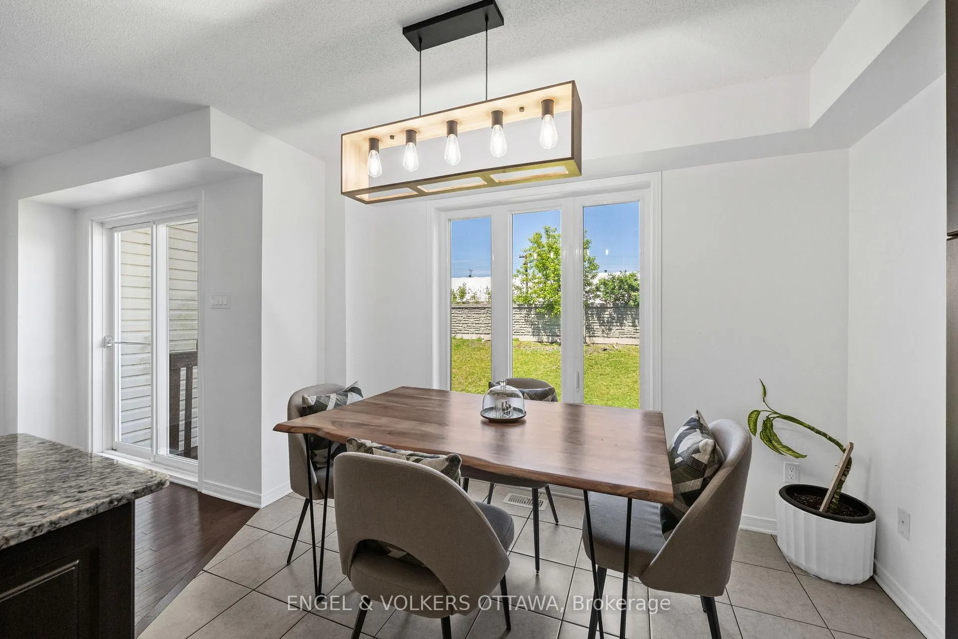 Photo 12 of 212 Macoun Circle, Ottawa, Hunt Club Park/Greenboro — HOMEH