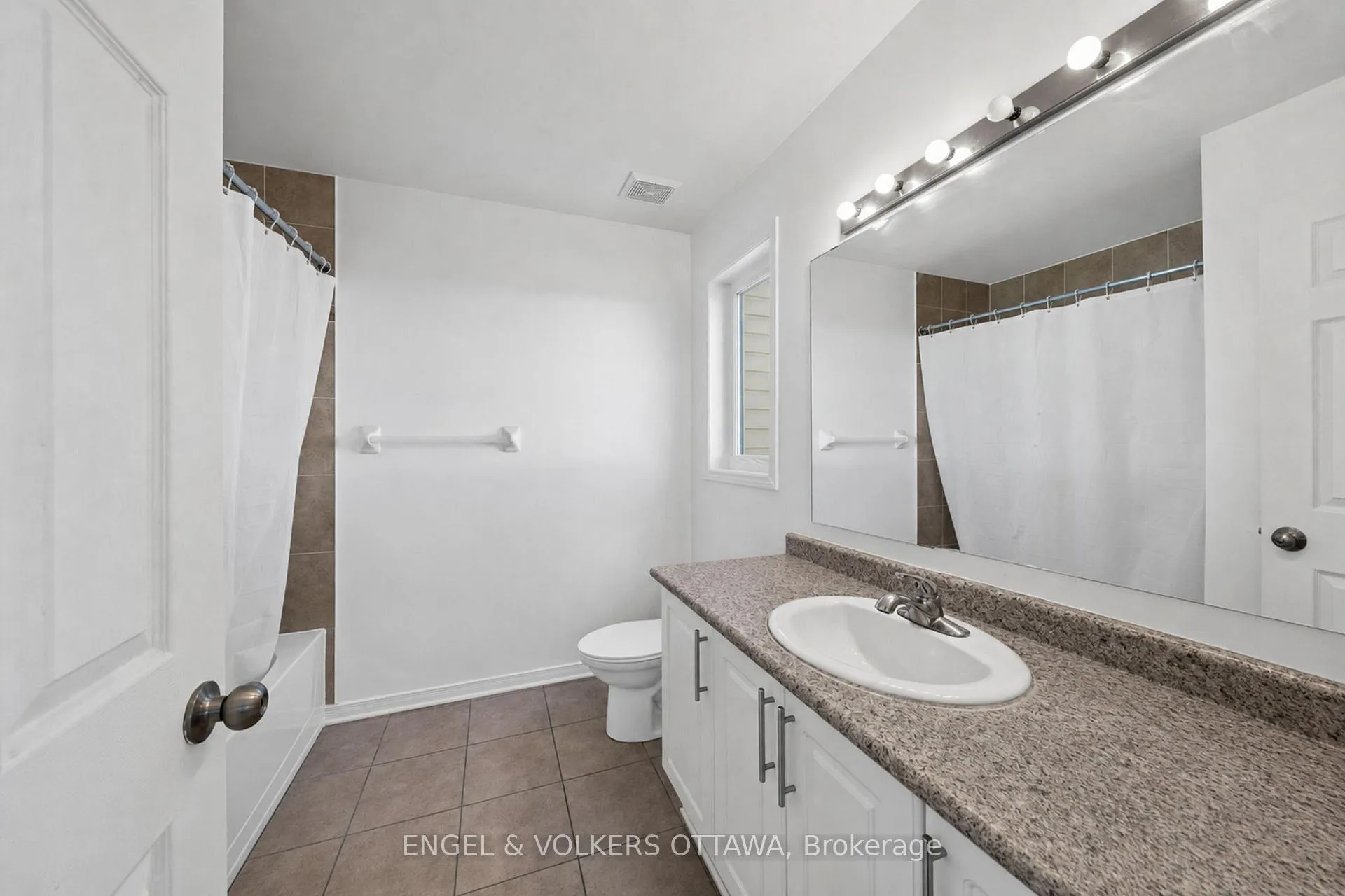 Photo 16 of 212 Macoun Circle, Ottawa, Hunt Club Park/Greenboro — HOMEH