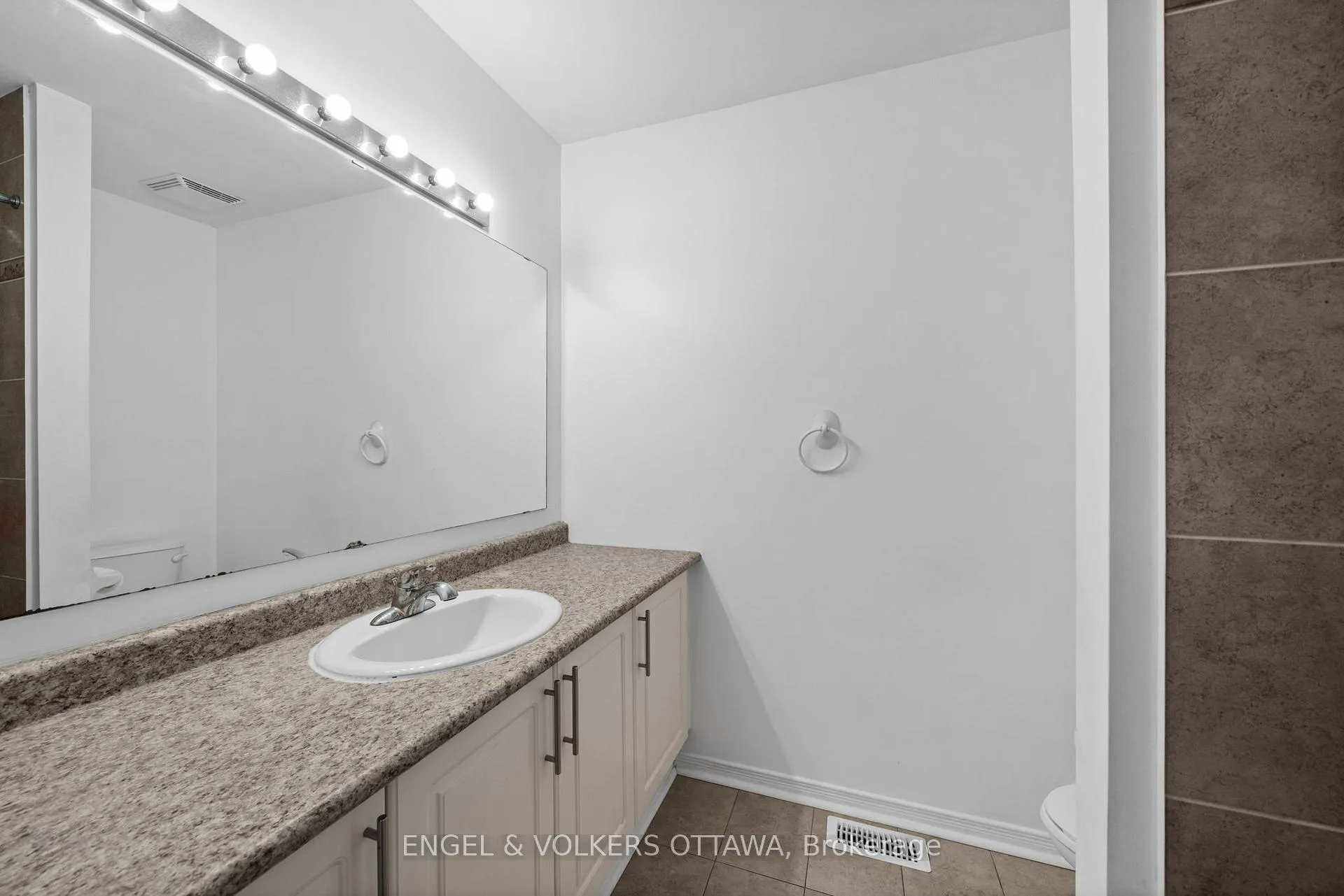 Photo 21 of 212 Macoun Circle, Ottawa, Hunt Club Park/Greenboro — HOMEH