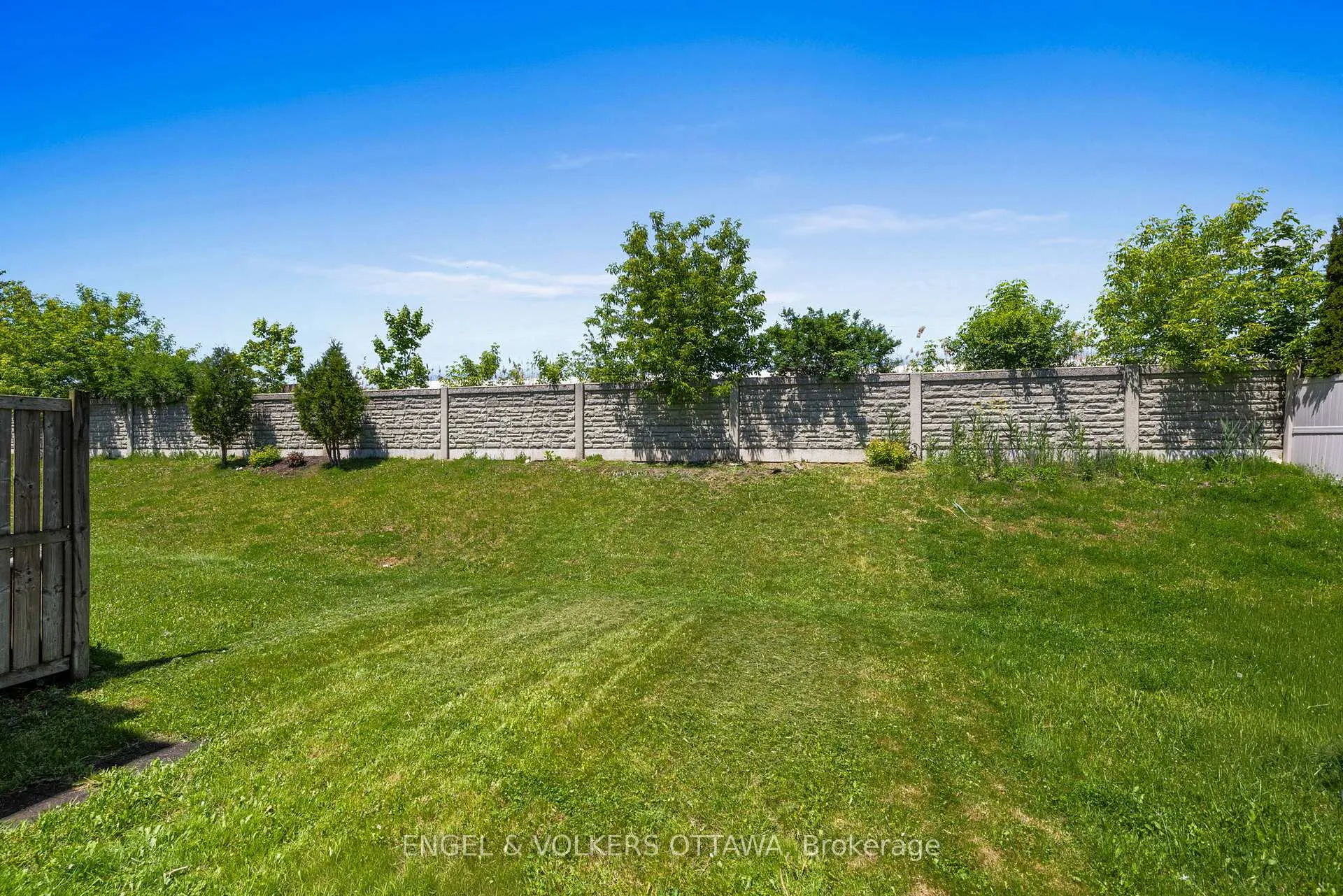 Photo 24 of 212 Macoun Circle, Ottawa, Hunt Club Park/Greenboro — HOMEH