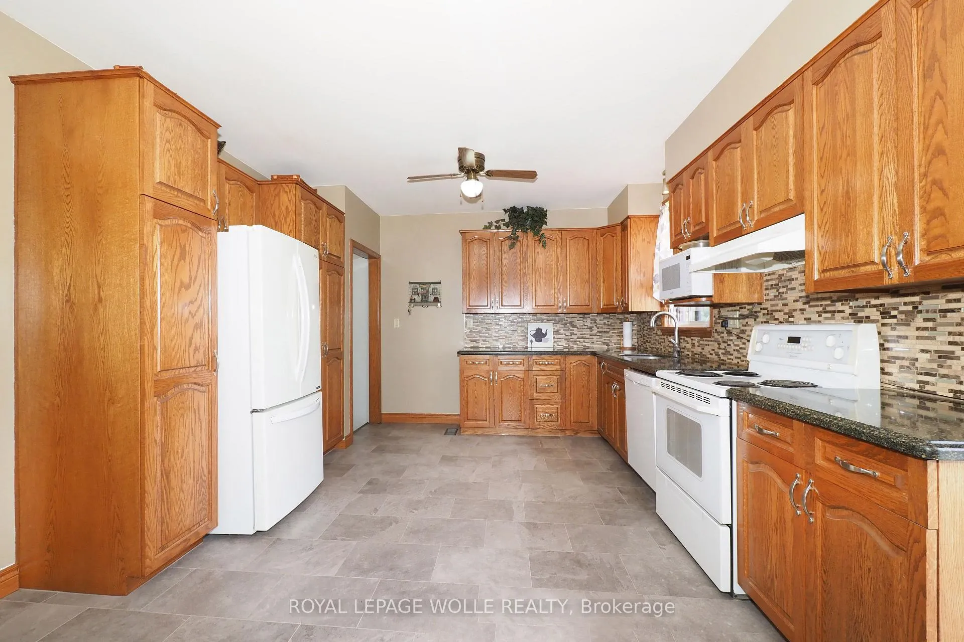 Photo 4 of 3407 Lobsinger Line, Wellesley — HOMEH