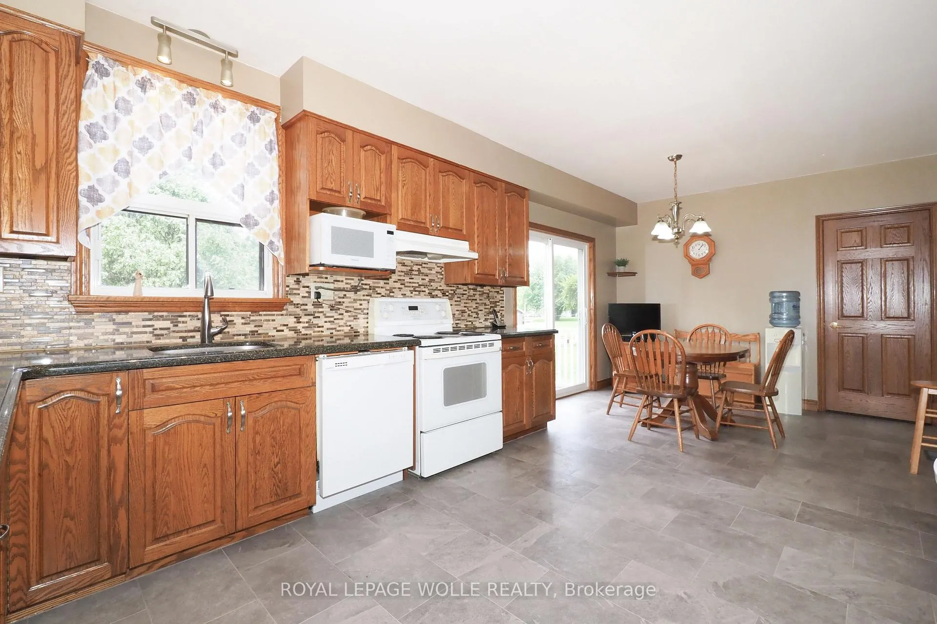 Photo 5 of 3407 Lobsinger Line, Wellesley — HOMEH