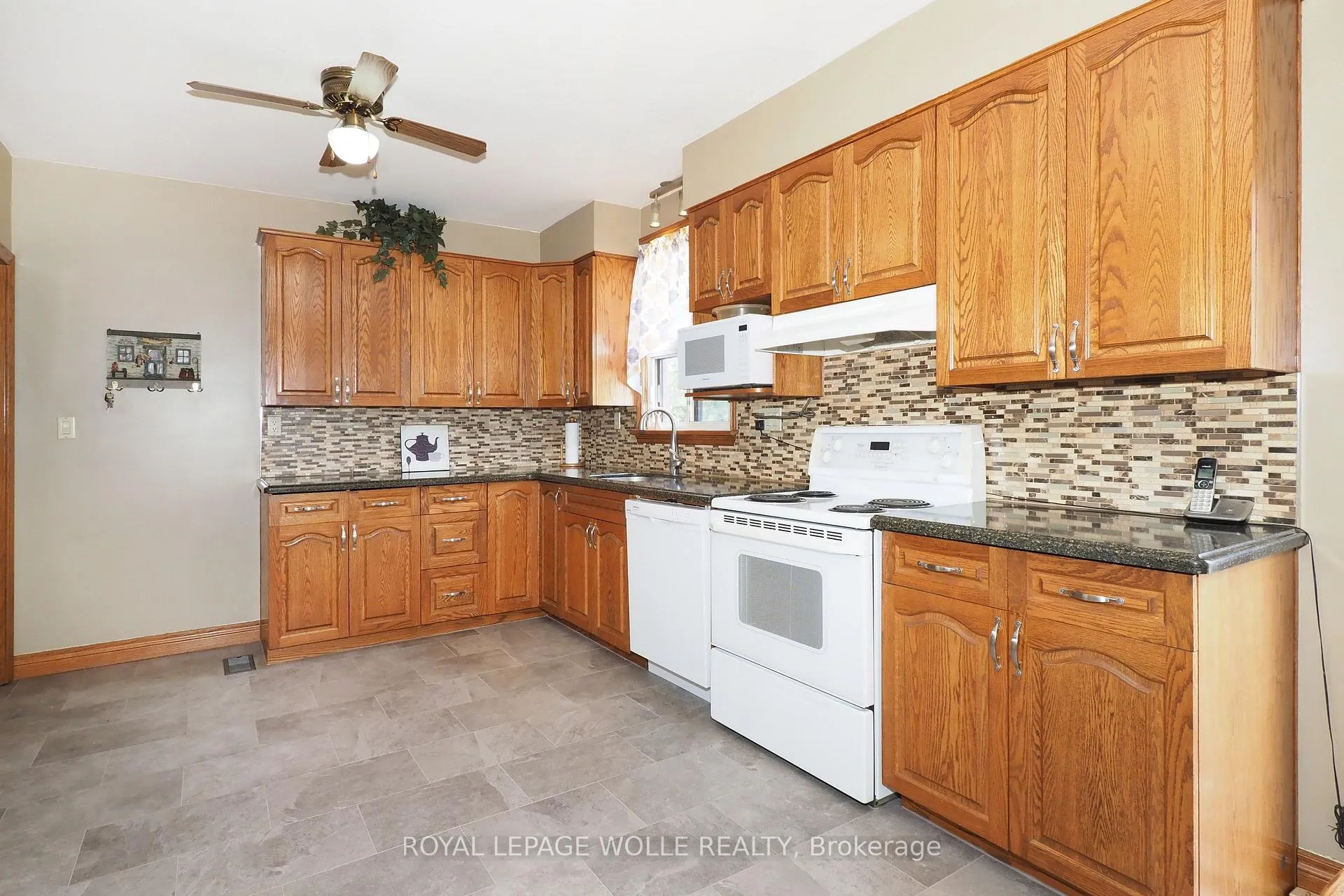 Photo 7 of 3407 Lobsinger Line, Wellesley — HOMEH