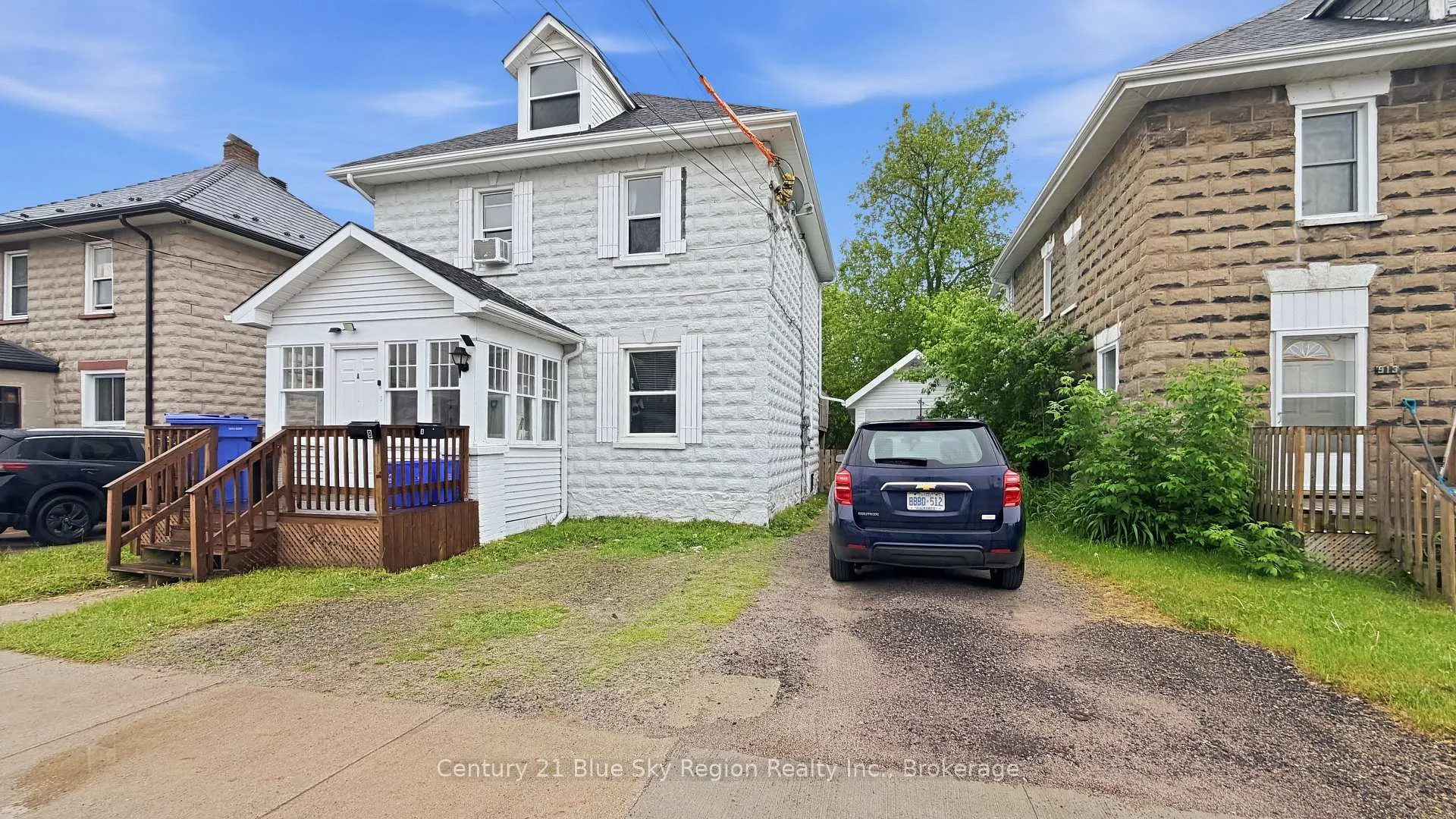 Front of 923 Fraser Street