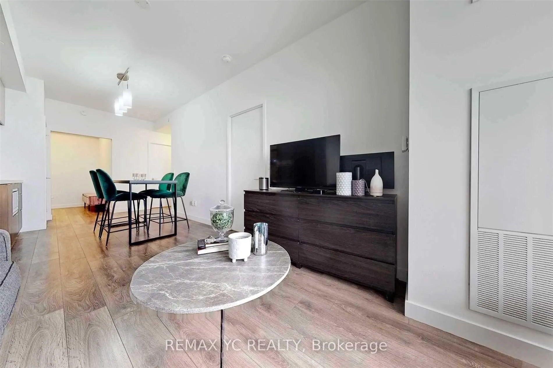 Photo 4 of Unit 2212, 8 Eglinton Avenue E, Toronto, Mount Pleasant East — HOMEH